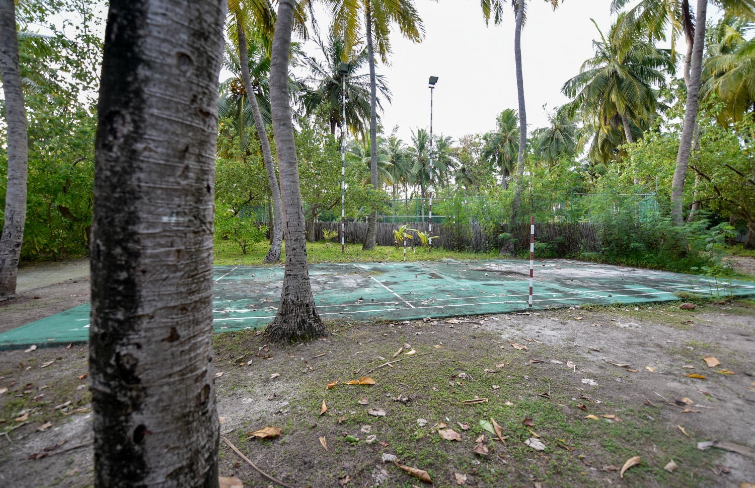 ރިހިވެލި ރިސޯޓްގައި ވީރާނާވަމުންދާ ރަށުގެ ބެޑްމިންޓަން ކޯޓު -- ފޮޓޯ: އަހުމަދު އަވްޝަން އިލްޔާސް/ މިހާރު