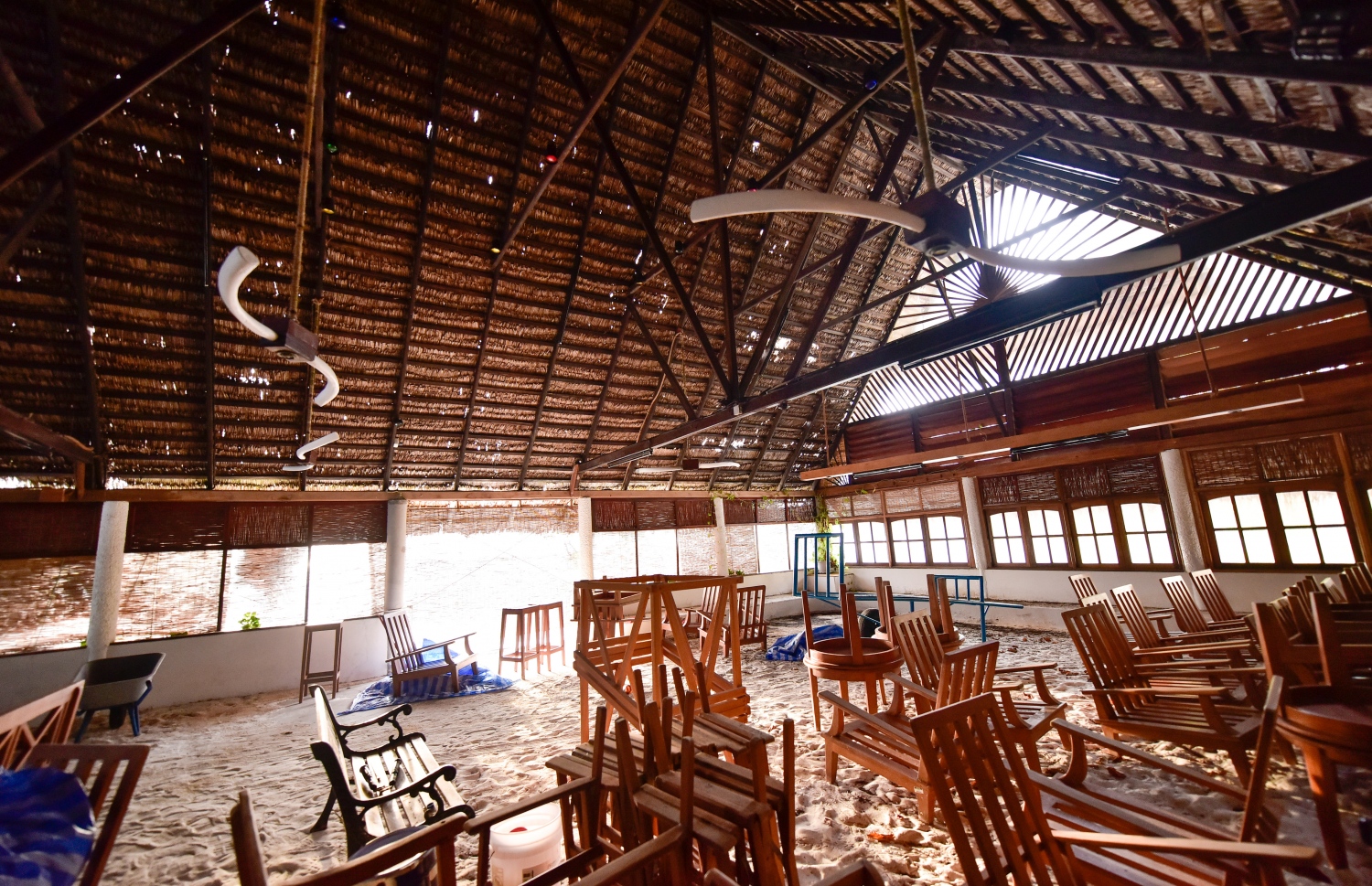 ރިިހިވެލި ރިސޯޓް: ސެޕްޓެމްބަރު 7، 2021: ރިހިވެލި ރިސޯޓް މިހާރު ހުރީ އެތާގައި މީހުންނަށް ނޫޅެވޭ ވަރަށް ތަން ހާލާކުވެ ރަށުގެ ގިނަ ސަރަހައްދު ގިރައިގެން ގޮސްފައި -- ފޮޓޯ: އަހުމަދު އަވްޝަން އިލްޔާސް/ މިހާރު