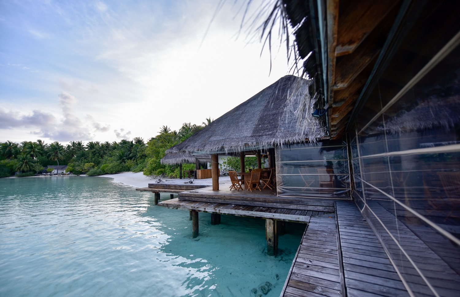 ރިިހިވެލި ރިސޯޓް: ސެޕްޓެމްބަރު 7، 2021: ރިހިވެލި ރިސޯޓް މިހާރު ހުރީ އެތާގައި މީހުންނަށް ނޫޅެވޭ ވަރަށް ތަން ހާލާކުވެ ރަށުގެ ގިނަ ސަރަހައްދު ގިރައިގެން ގޮސްފައި -- ފޮޓޯ: އަހުމަދު އަވްޝަން އިލްޔާސް/ މިހާރު