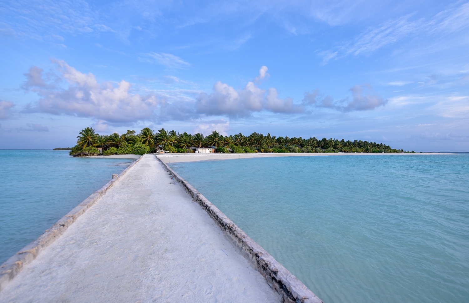 ރިިހިވެލި ރިސޯޓް: ސެޕްޓެމްބަރު 7، 2021: ރިހިވެލި ރިސޯޓް މިހާރު ހުރީ އެތާގައި މީހުންނަށް ނޫޅެވޭ ވަރަށް ތަން ހާލާކުވެ ރަށުގެ ގިނަ ސަރަހައްދު ގިރައިގެން ގޮސްފައި -- ފޮޓޯ: އަހުމަދު އަވްޝަން އިލްޔާސް/ މިހާރު