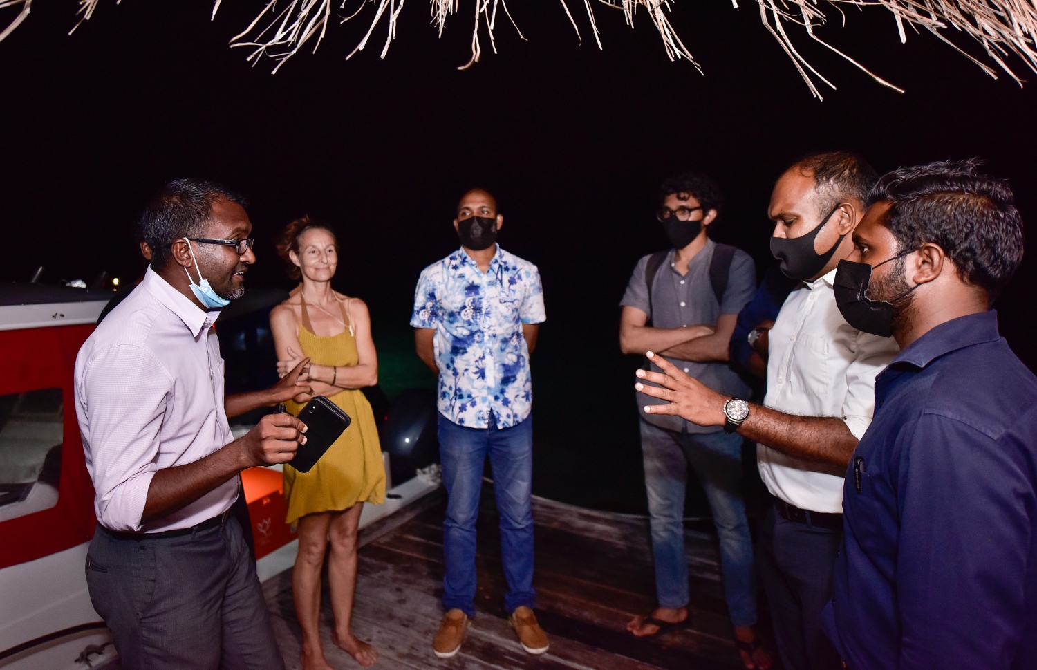 ރިހިވެލި ރިސޯޓް: ސެޕްޓެމްބަރު 7، 2021: ފުލުހުންގެ ހާޒިރުގައި ކެތީގެ ވަކީލު މުހުތާޒާއި މާހަލް ޓުއާސްގެ ވަކީލުން މަޝްވަރާ ކުރައްވަނީ: މަޝްވަރާ ކުރެއްވިޔަސް، ރަށުން ފޭބުމާ މެދު އެއްވެސް ގޮތެއް ނުނިމޭ -- ފޮޓޯ: އަހުމަދު އަވްޝަން އިލްޔާސް/މިހާރު