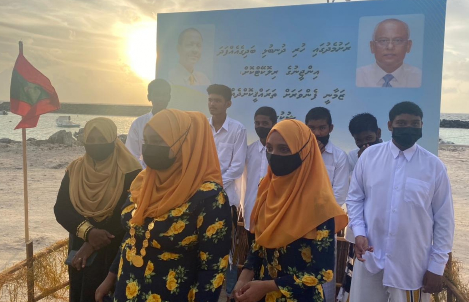 ރައީސަށް މަރުހަބާ ކިޔަން ފޯކައިދޫ އަތިރިމައްޗަށް އެއްވެ ތިބި ޒުވާނުންތަކެއް: އެ ރަށުގެ ކައުންސިލުން ހުށަހެޅި ކަންކަން ހައްލުކޮށްދެއްވަން މަަސައްކަތް ކުރައްވާނެ ކަމަށް ރައީސް ވިދާޅުވި.