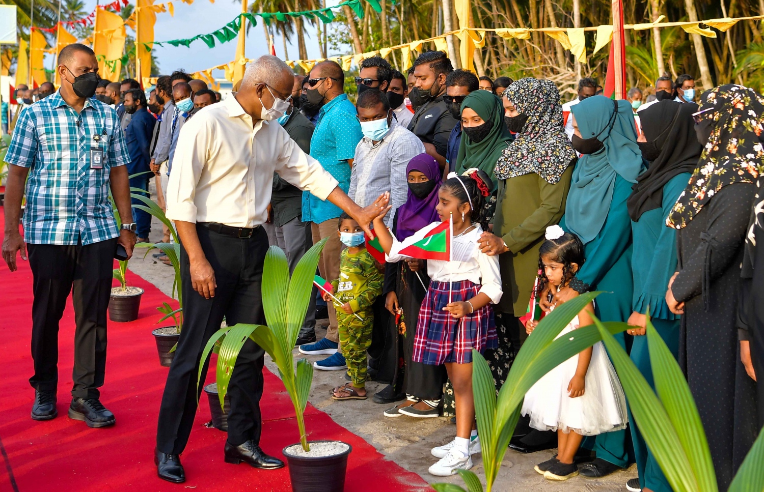 ރައީސް ފޯކައިދޫގައި: އެ ރަށުގެ ރައްޔިތުންނަށް އޮތް ހިތްހަމަޖެހުމަކީ ގިނަ މަޝްރޫއުތަކެއްގެ މަސައްކަތް ފެށިފައިވުން. -- ފޮޓޯ/ ރައީސް އޮފީސް