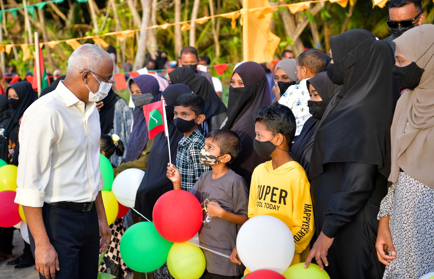 ރައީސް ފޯކައިދުއަށް ވަޑައިގަތް އިރު މަރުހަބާ ކިޔަން ނުކުތް ކުދިންތަކަކާ ވާހަކަ ދައްކަވަނީ. -- ފޮޓޯ/ ރައީސް އޮފީސް