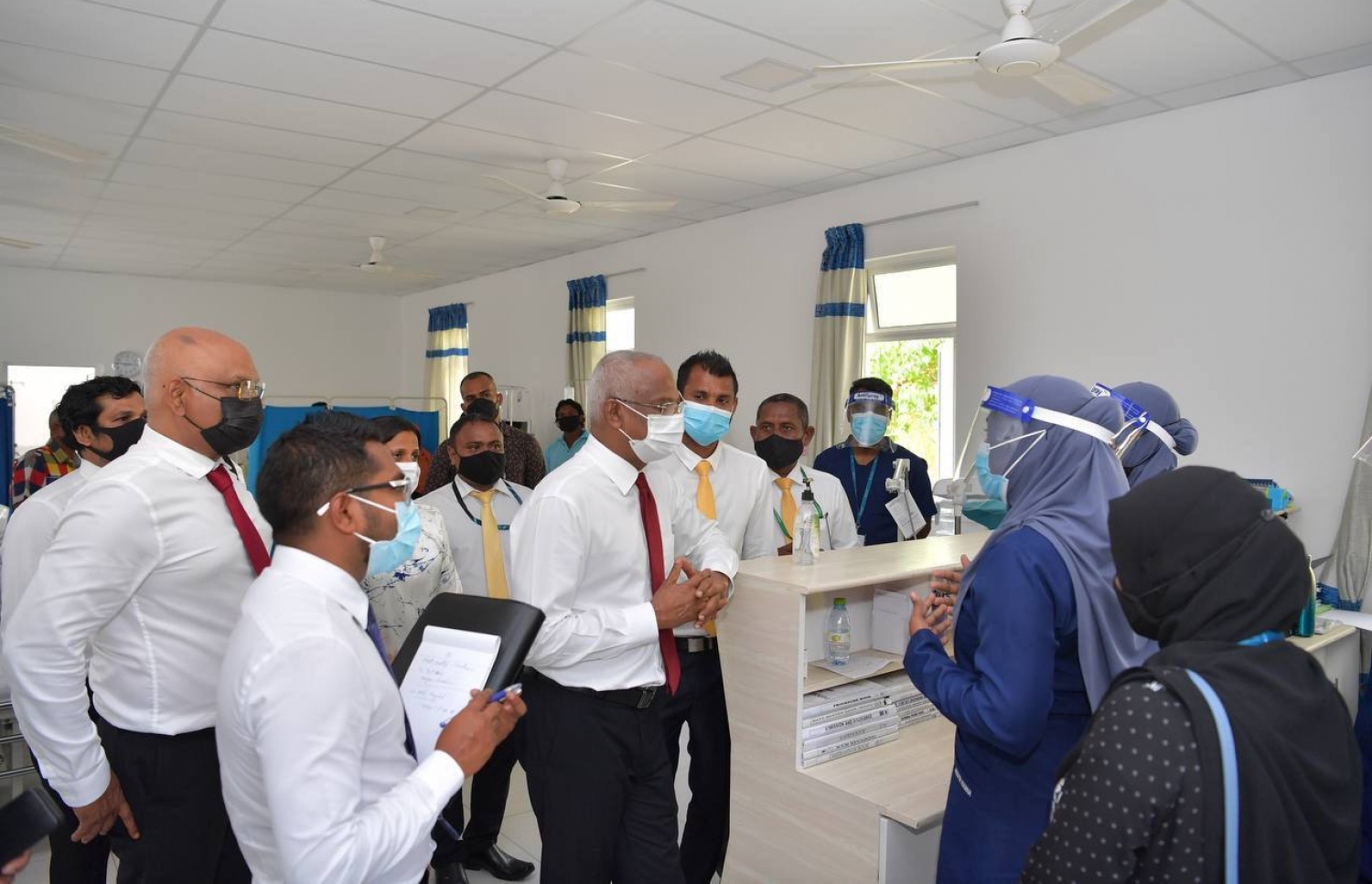 ށ. ފުނަދޫ ހޮސްޕިޓަލުގެ ނަރުހުންނާ ރައީސް ވާހަކަ ދައްކަވަނީ. -- ފޮޓޯ/ ރައީސް އޮފީސް