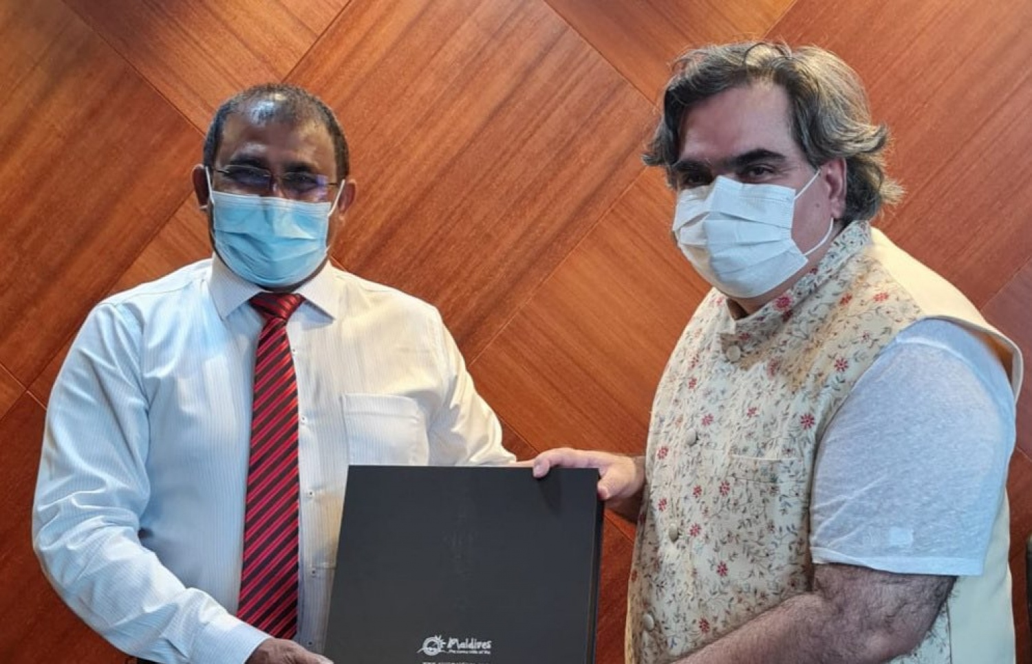 ކޯލީ އާއި ޑރ. މައުސޫމް ބޭއްވި ބައްދަލުވުމުގެ ތެރެއިން --- ފޮޓޯ: ޓުއަރިޒަމް މިނިސްޓްރީ