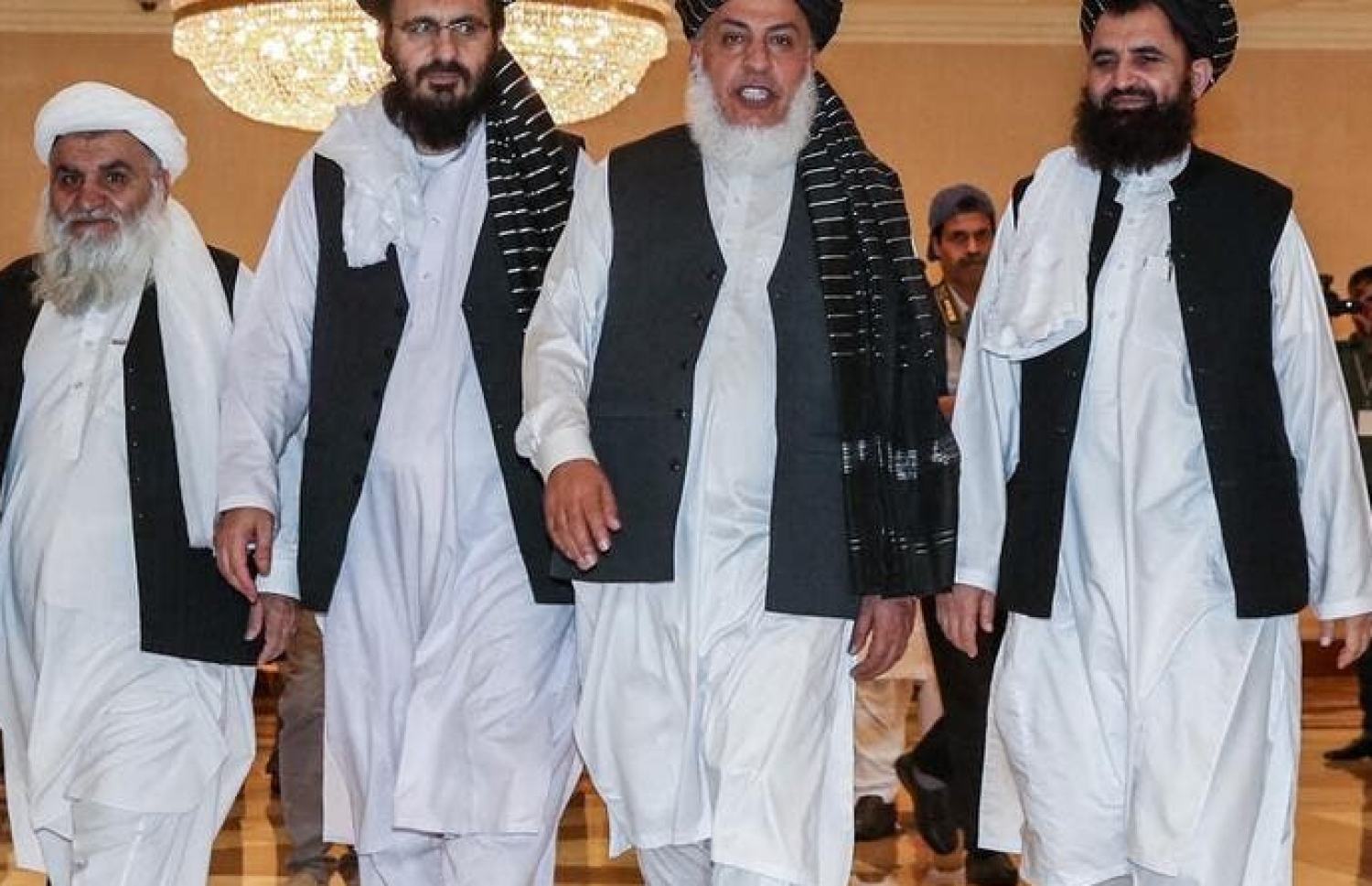 ތާލިބާނުންގެ އާ ސަރުކާރުގެ ޖާސޫސީ އިދާރާގެ ވެރިޔާގެ މަގާމަށް އައްޔަންކުރި އަބްދުލް ހައްގު ވާސިގް (ކ) ގަތަރުގެ ވެރިރަށް ދޯހާގައި ތާލިބާންގެ އިސް ވެރިންގެ ބައްދަލުވުމެއްގައި ބައިވެރިވަނީ. --އޭއެފްޕީ