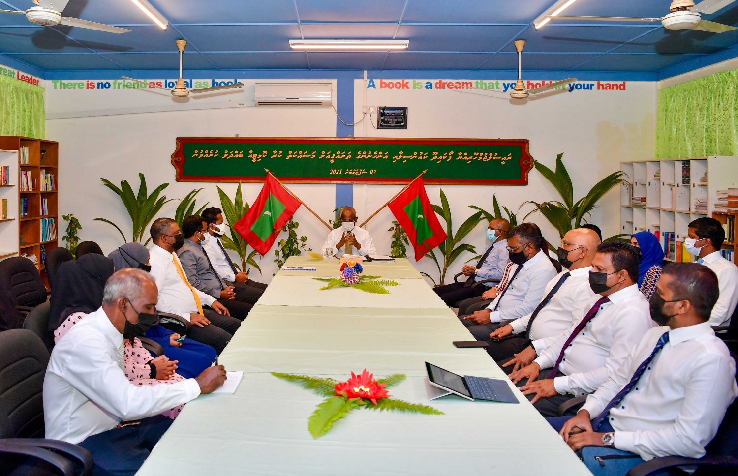 ށ. ފޯކައިދޫ: ސެޕްޓެމްބަރު 8، 2021: ސަރުކާރުން ހިންގާ މަޝްރޫއުތައް ބައްލަވާލައްވައި ރައްޔިތުންގެ ކަންބޮޑުވުން އޮޅުންފިލުއްވުމަށް ރައީސް އިބްރާހިމް މުހައްމަދު ސޯލިހް ކުރައްވާ ސިލްސިލާ ދަތުރުތަކަގައި ށ. ފޯކައިދޫ އަށް ވަޑައިގެން އެރަށުގެ ކައުންސިލާއި އަންހެނުން ތަރައްގީ އަށް މަސައްކަތް ކުރާ ކޮމިޓީ މެމްބަރުންނާ ބައްދަލުކޮށް ވާހަކަ ދައްކަވަނީ.-- ފޮޓޯ: ރައީސް އޮފީސް