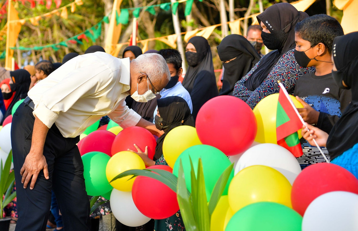 ށ. ފޯކައިދޫ: ސެޕްޓެމްބަރު 8، 2021: ސަރުކާރުން ހިންގާ މަޝްރޫއުތައް ބައްލަވާލައްވައި ރައްޔިތުންގެ ކަންބޮޑުވުން އޮޅުންފިލުއްވުމަށް ރައީސް އިބްރާހިމް މުހައްމަދު ސޯލިހް ކުރައްވާ ސިލްސިލާ ދަތުރުތަކަގައި ށ. ފޯކައިދޫ އަށް ރައީސް ވަޑައިގަތުމުން އެ ރަށުން ރައީސް އަށް މަރުހަބާ ދަންނަވަނީ.-- ފޮޓޯ: ރައީސް އޮފީސް