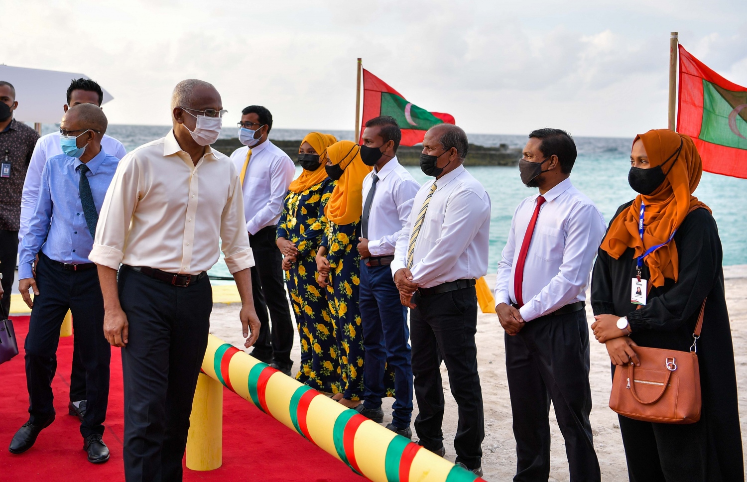 ށ. ފޯކައިދޫ: ސެޕްޓެމްބަރު 8، 2021: ސަރުކާރުން ހިންގާ މަޝްރޫއުތައް ބައްލަވާލައްވައި ރައްޔިތުންގެ ކަންބޮޑުވުން އޮޅުންފިލުއްވުމަށް ރައީސް އިބްރާހިމް މުހައްމަދު ސޯލިހް ކުރައްވާ ސިލްސިލާ ދަތުރުތަކަގައި ށ. ފޯކައިދޫ އަށް ރައީސް ވަޑައިގަތުމުން އެ ރަށުން ރައީސް އަށް މަރުހަބާ ދަންނަވަނީ.-- ފޮޓޯ: ރައީސް އޮފީސް