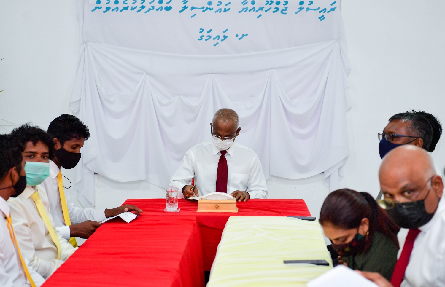 ށ. ޅައިމަގު: ސެޕްޓެމްބަރު 8، 2021: ސަރުކާރުން ހިންގާ މަޝްރޫއުތައް ބައްލަވާލައްވައި ރައްޔިތުންގެ ކަންބޮޑުވުން އޮޅުންފިލުއްވުމަށް ރައީސް އިބްރާހިމް މުހައްމަދު ސޯލިހް ކުރައްވާ ސިލްސިލާ ދަތުރުތަކަގައި ރައީސް ށ. ޅައިމަގަށް ވަޑައިގެން  އެރަށުގެ ކައުންސިލާއި އަންހެނުންގެ ތަރައްގީ އަށް މަސައްކަތް ކުރާ ކޮމިޓީ މެމްބަރުންނާ ބައްދަލުކޮށް ވާހަކަ ދައްކަވަނީ.-- ފޮޓޯ: ރައީސް އޮފީސް