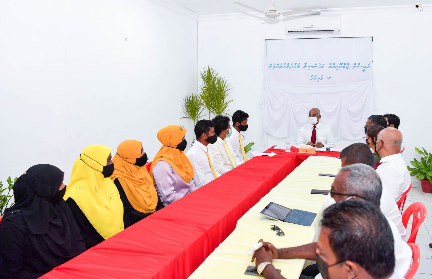 ށ. ޅައިމަގު: ސެޕްޓެމްބަރު 8، 2021: ސަރުކާރުން ހިންގާ މަޝްރޫއުތައް ބައްލަވާލައްވައި ރައްޔިތުންގެ ކަންބޮޑުވުން އޮޅުންފިލުއްވުމަށް ރައީސް އިބްރާހިމް މުހައްމަދު ސޯލިހް ކުރައްވާ ސިލްސިލާ ދަތުރުތަކަގައި ރައީސް ށ. ޅައިމަގަށް ވަޑައިގެން  އެރަށުގެ ކައުންސިލާއި އަންހެނުންގެ ތަރައްގީ އަށް މަސައްކަތް ކުރާ ކޮމިޓީ މެމްބަރުންނާ ބައްދަލުކޮށް ވާހަކަ ދައްކަވަނީ.-- ފޮޓޯ: ރައީސް އޮފީސް