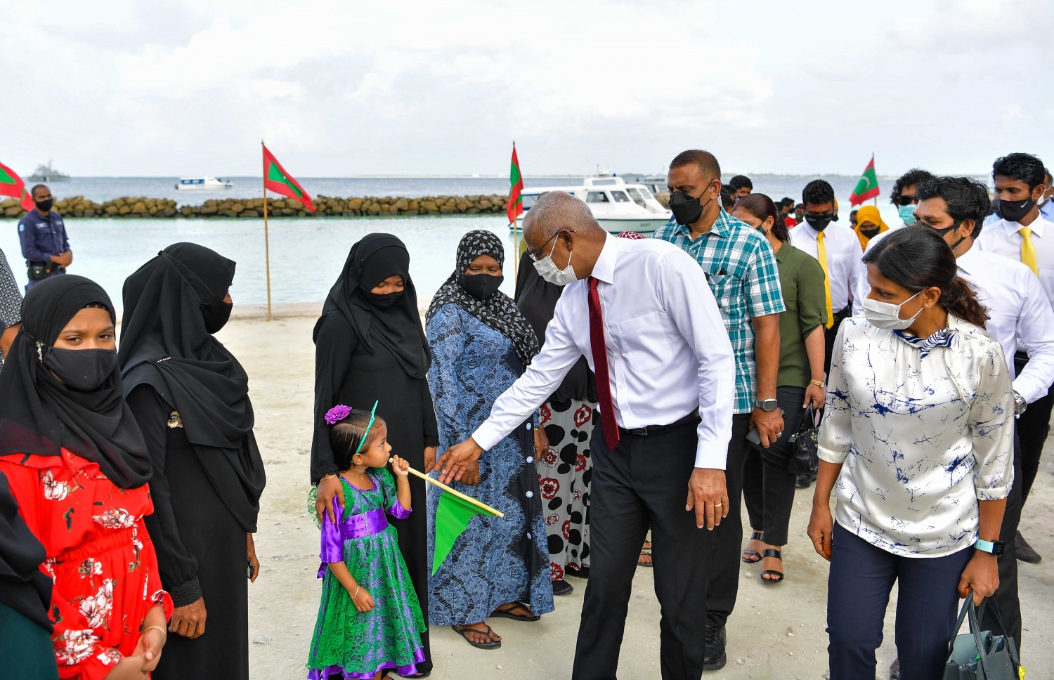 ށ. ޅައިމަގު: ސެޕްޓެމްބަރު 8، 2021: ސަރުކާރުން ހިންގާ މަޝްރޫއުތައް ބައްލަވާލައްވައި ރައްޔިތުންގެ ކަންބޮޑުވުން އޮޅުންފިލުއްވުމަށް ރައީސް އިބްރާހިމް މުހައްމަދު ސޯލިހް ކުރައްވާ ސިލްސިލާ ދަތުރުތަކަގައި ށ. ޅައިމަގަށް ރައީސް ވަޑައިގަތުމުން އެ ރަށުން ރައީސް އަށް މަރުހަބާ ދަންނަވަނީ.-- ފޮޓޯ: ރައީސް އޮފީސް