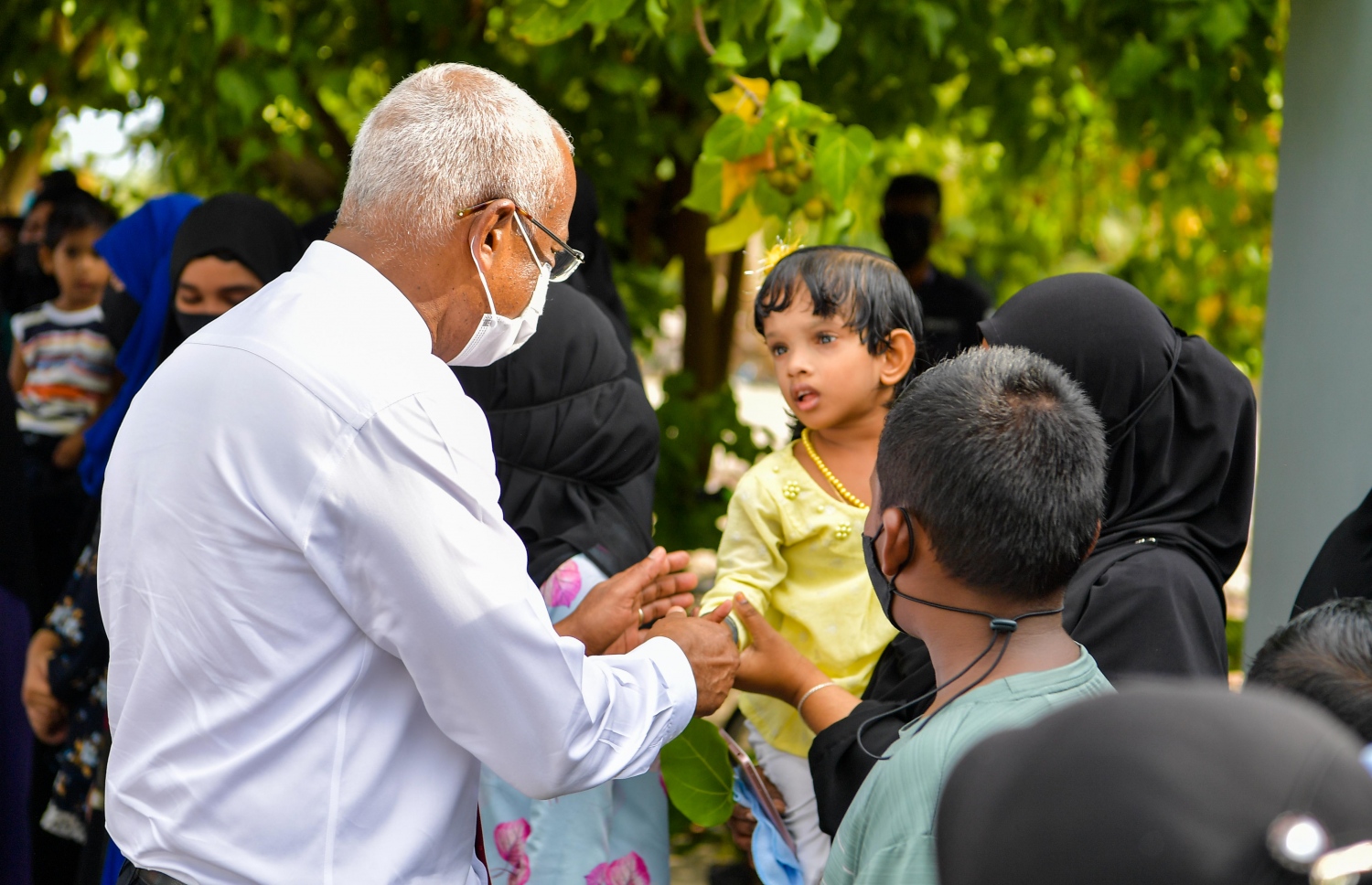ށ. ޅައިމަގު: ސެޕްޓެމްބަރު 8، 2021: ސަރުކާރުން ހިންގާ މަޝްރޫއުތައް ބައްލަވާލައްވައި ރައްޔިތުންގެ ކަންބޮޑުވުން އޮޅުންފިލުއްވުމަށް ރައީސް އިބްރާހިމް މުހައްމަދު ސޯލިހް ކުރައްވާ ސިލްސިލާ ދަތުރުތަކަގައި ށ. ޅައިމަގަށް ރައީސް ވަޑައިގަތުމުން އެ ރަށުން ރައީސް އަށް މަރުހަބާ ދަންނަވަނީ.-- ފޮޓޯ: ރައީސް އޮފީސް