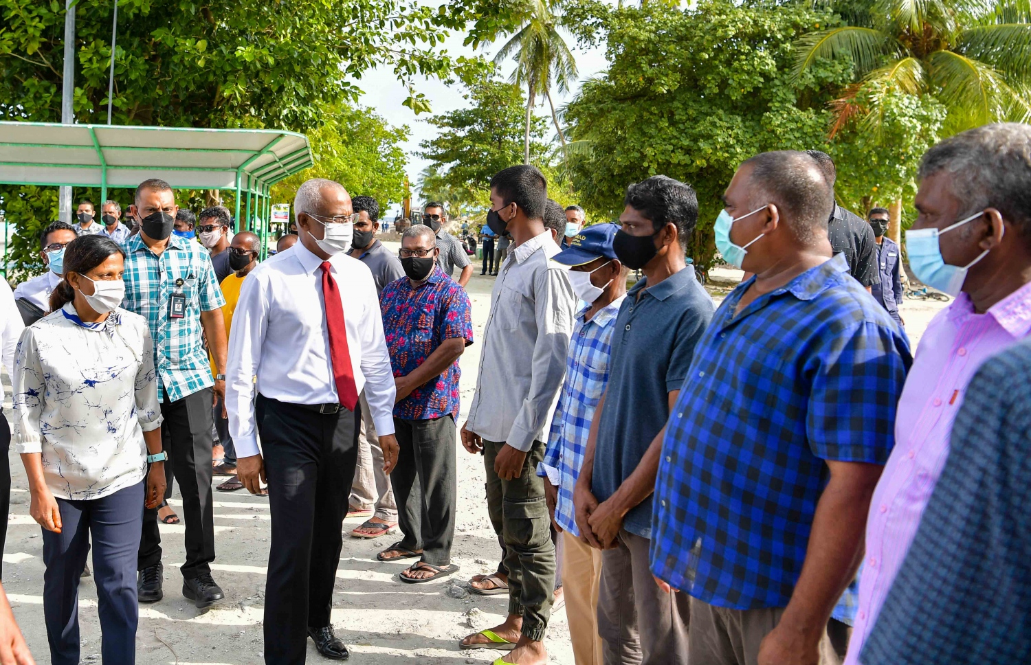 ށ. ޅައިމަގު: ސެޕްޓެމްބަރު 8، 2021: ސަރުކާރުން ހިންގާ މަޝްރޫއުތައް ބައްލަވާލައްވައި ރައްޔިތުންގެ ކަންބޮޑުވުން އޮޅުންފިލުއްވުމަށް ރައީސް އިބްރާހިމް މުހައްމަދު ސޯލިހް ކުރައްވާ ސިލްސިލާ ދަތުރުތަކަގައި ށ. ޅައިމަގަށް ރައީސް ވަޑައިގަތުމުން އެ ރަށުން ރައީސް އަށް މަރުހަބާ ދަންނަވަނީ.-- ފޮޓޯ: ރައީސް އޮފީސް