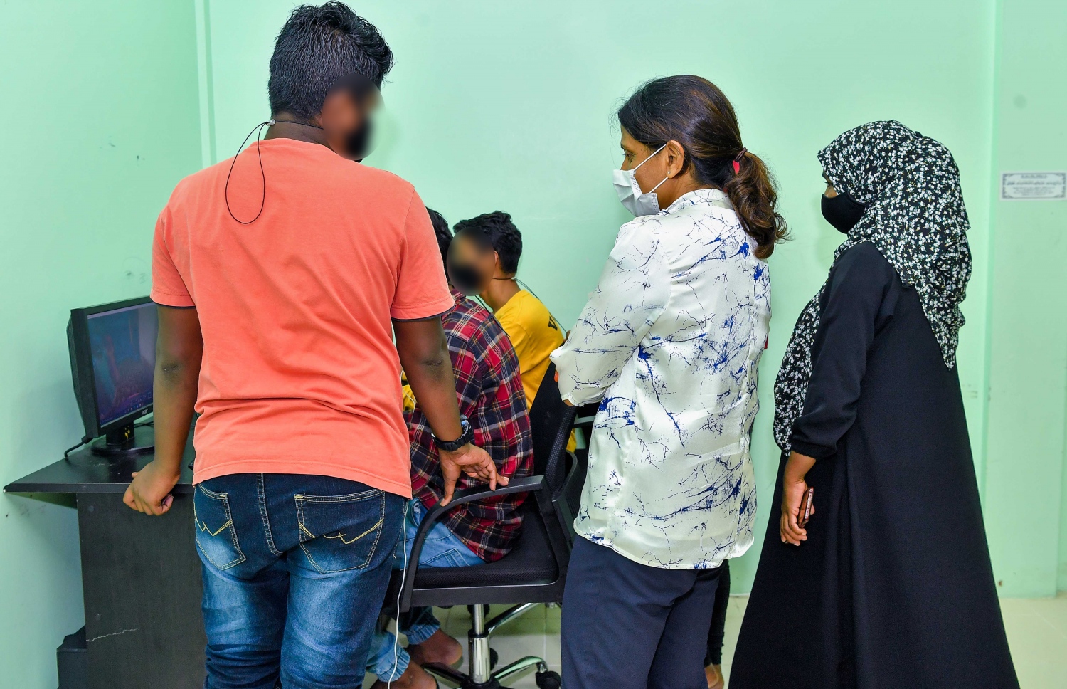 ށ. ފުނަދޫ: ސެޕްޓެމްބަރު 8، 2021: ސަރުކާރުން ހިންގާ މަޝްރޫއުތައް ބައްލަވާލައްވައި ރައްޔިތުންގެ ކަންބޮޑުވުން އޮޅުންފިލުއްވުމަށް ރައީސް އިބްރާހިމް މުހައްމަދު ސޯލިހް ކުރައްވާ ސިލްސިލާ ދަތުރުތަކަގައި ފަސްޓް ލޭޑީ ފަޒްނާ އަހުމަދު ށ. ފުނަދޫގައި ހުންނަ ފެމިލީ އެންޑް ޗިލްރެން ސާވިސް ސެންޓަރަށް ޒިޔާރަތްކޮށް އެތަނުގެ ހާލަތު ބައްލަވައި ލައްވަނީ.-- ފޮޓޯ: ރައީސް އޮފީސް