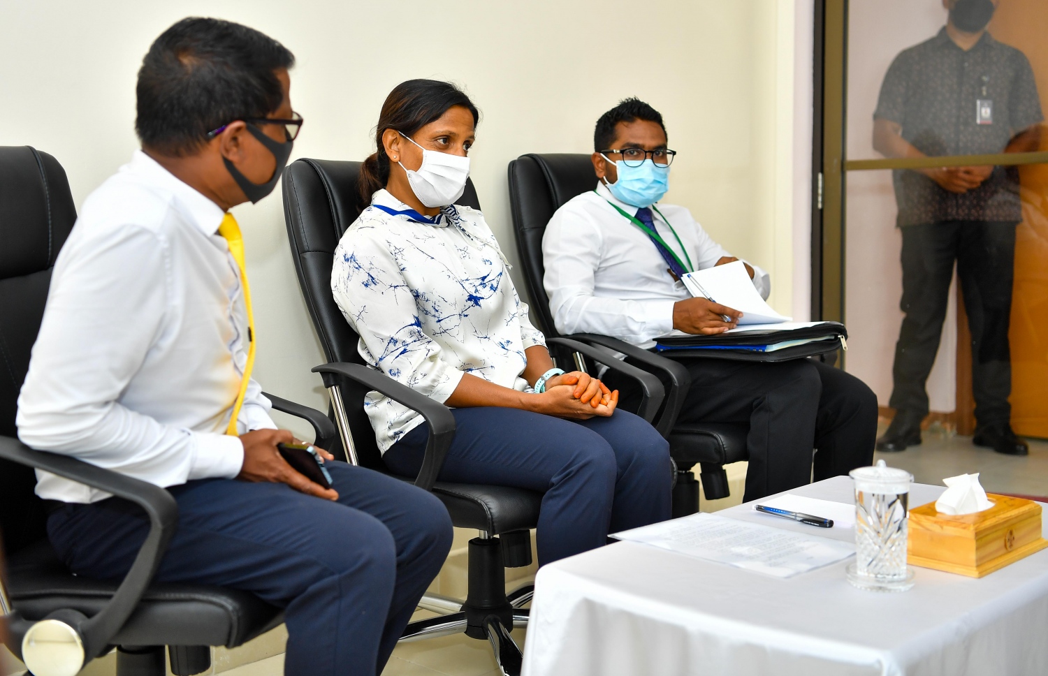 ށ. ފުނަދޫ: ސެޕްޓެމްބަރު 8، 2021: ސަރުކާރުން ހިންގާ މަޝްރޫއުތައް ބައްލަވާލައްވައި ރައްޔިތުންގެ ކަންބޮޑުވުން އޮޅުންފިލުއްވުމަށް ރައީސް އިބްރާހިމް މުހައްމަދު ސޯލިހް ކުރައްވާ ސިލްސިލާ ދަތުރުތަކަގައި ފަސްޓް ލޭޑީ ފަޒްނާ އަހުމަދު ށ. ފުނަދޫގައި ހުންނަ ފެމިލީ އެންޑް ޗިލްރެން ސާވިސް ސެންޓަރަށް ޒިޔާރަތްކޮށް އެތަނުގެ ހާލަތު ބައްލަވައި ލައްވަނީ.-- ފޮޓޯ: ރައީސް އޮފީސް