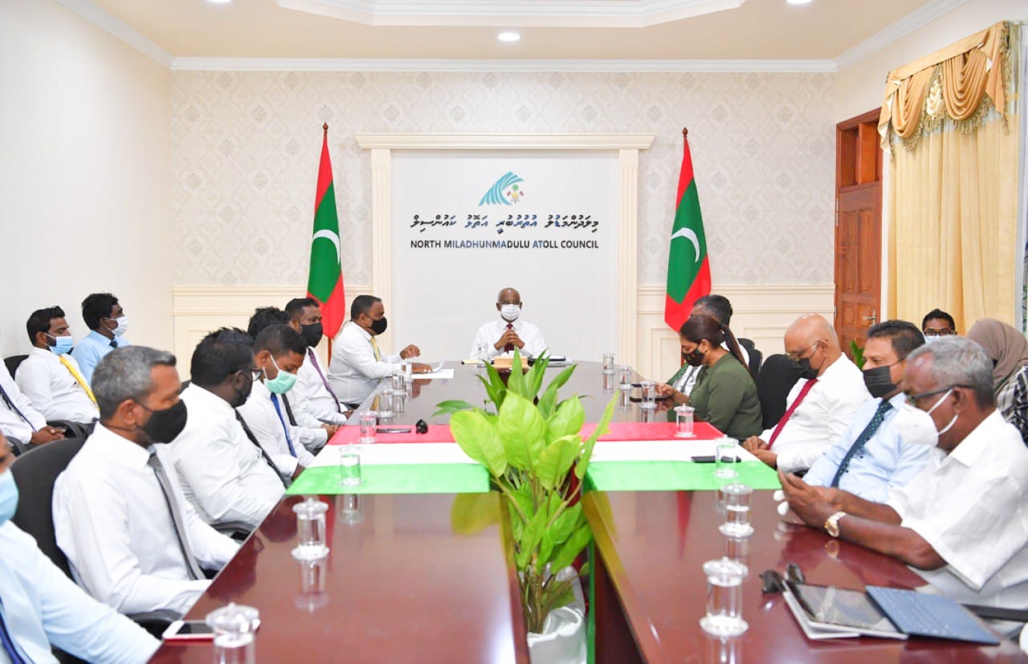 ށ. ފުނަދޫ: ސެޕްޓެމްބަރު 8، 2021: ސަރުކާރުން ހިންގާ މަޝްރޫއުތައް ބައްލަވާލައްވައި ރައްޔިތުންގެ ކަންބޮޑުވުން އޮޅުންފިލުއްވުމަށް ރައީސް އިބްރާހިމް މުހައްމަދު ސޯލިހް ކުރައްވާ ސިލްސިލާ ދަތުރުތަކަގައި ށ. ފުނަދޫ އަށް ވަޑައިގެން އެ އަތޮޅުގެ އަތޮޅު ކައުންސިލާ ބައްދަލުކޮށް ވާހަކަ ދައްކަވަނީ.-- ފޮޓޯ: ރައީސް އޮފީސް