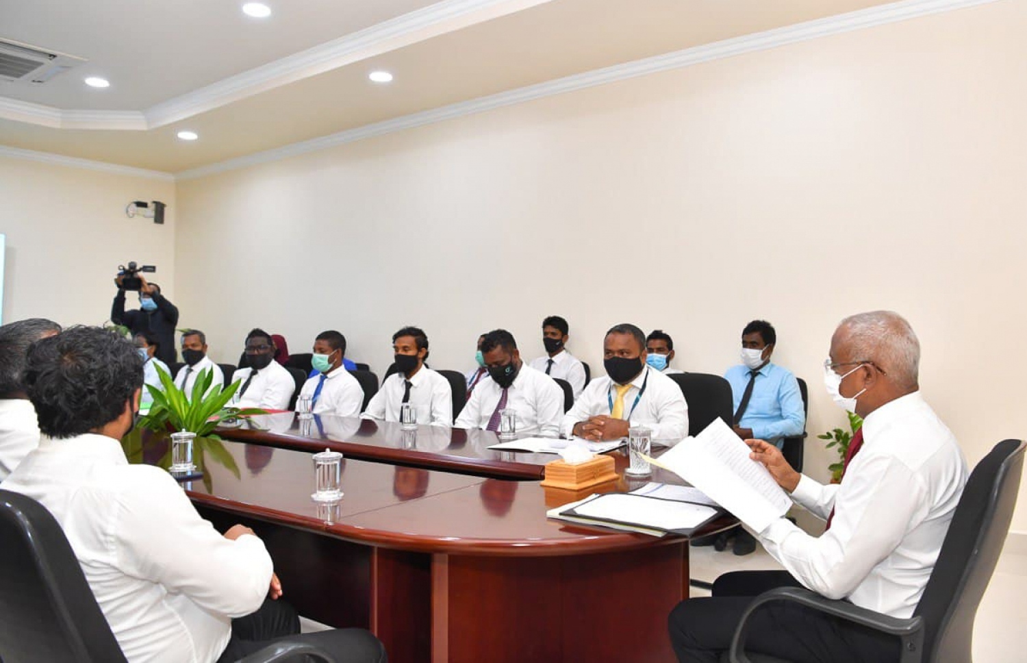 ށ. ފުނަދޫ: ސެޕްޓެމްބަރު 8، 2021: ސަރުކާރުން ހިންގާ މަޝްރޫއުތައް ބައްލަވާލައްވައި ރައްޔިތުންގެ ކަންބޮޑުވުން އޮޅުންފިލުއްވުމަށް ރައީސް އިބްރާހިމް މުހައްމަދު ސޯލިހް ކުރައްވާ ސިލްސިލާ ދަތުރުތަކަގައި ށ. ފުނަދޫ އަށް ވަޑައިގެން އެ އަތޮޅުގެ އަތޮޅު ކައުންސިލާ ބައްދަލުކޮށް ވާހަކަ ދައްކަވަނީ.-- ފޮޓޯ: ރައީސް އޮފީސް