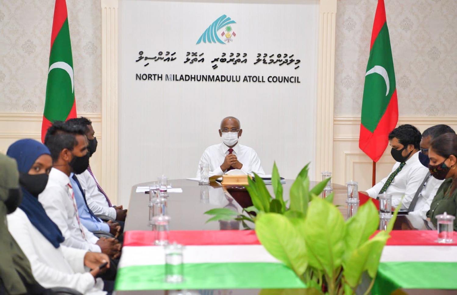 ށ. ފުނަދޫ: ސެޕްޓެމްބަރު 8، 2021: ސަރުކާރުން ހިންގާ މަޝްރޫއުތައް ބައްލަވާލައްވައި ރައްޔިތުންގެ ކަންބޮޑުވުން އޮޅުންފިލުއްވުމަށް ރައީސް އިބްރާހިމް މުހައްމަދު ސޯލިހް ކުރައްވާ ސިލްސިލާ ދަތުރުތަކަގައި ށ. ފުނަދޫ އަށް ވަޑައިގެން އެރަށުގެ ކައުންސިލާއި އަންހެނުން ތަރައްގީ އަށް މަސައްކަތް ކުރާ ކޮމިޓީ މެމްބަރުންނާ ބައްދަލުކޮށް ވާހަކަ ދައްކަވަނީ.-- ފޮޓޯ: ރައީސް އޮފީސް