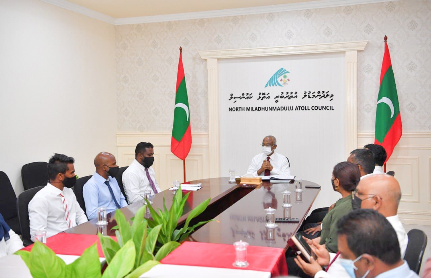 ށ. ފުނަދޫ: ސެޕްޓެމްބަރު 8، 2021: ސަރުކާރުން ހިންގާ މަޝްރޫއުތައް ބައްލަވާލައްވައި ރައްޔިތުންގެ ކަންބޮޑުވުން އޮޅުންފިލުއްވުމަށް ރައީސް އިބްރާހިމް މުހައްމަދު ސޯލިހް ކުރައްވާ ސިލްސިލާ ދަތުރުތަކަގައި ށ. ފުނަދޫ އަށް ވަޑައިގެން އެރަށުގެ ކައުންސިލާއި އަންހެނުން ތަރައްގީ އަށް މަސައްކަތް ކުރާ ކޮމިޓީ މެމްބަރުންނާ ބައްދަލުކޮށް ވާހަކަ ދައްކަވަނީ.-- ފޮޓޯ: ރައީސް އޮފީސް