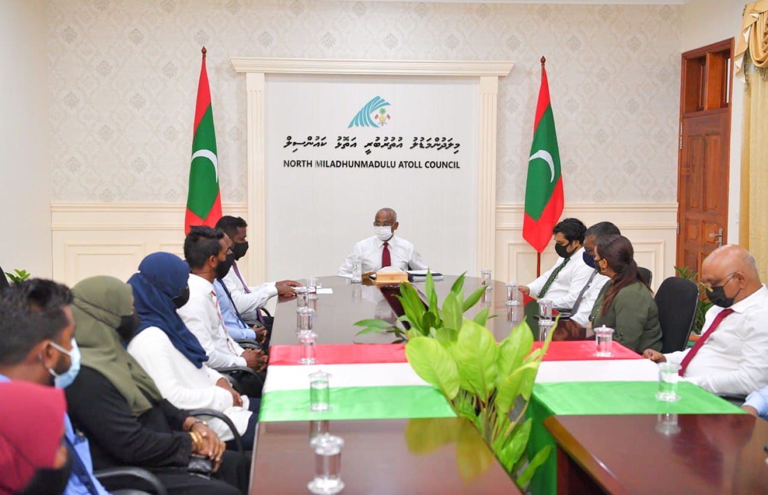 ށ. ފުނަދޫ: ސެޕްޓެމްބަރު 8، 2021: ސަރުކާރުން ހިންގާ މަޝްރޫއުތައް ބައްލަވާލައްވައި ރައްޔިތުންގެ ކަންބޮޑުވުން އޮޅުންފިލުއްވުމަށް ރައީސް އިބްރާހިމް މުހައްމަދު ސޯލިހް ކުރައްވާ ސިލްސިލާ ދަތުރުތަކަގައި ށ. ފުނަދޫ އަށް ވަޑައިގެން އެރަށުގެ ކައުންސިލާއި އަންހެނުން ތަރައްގީ އަށް މަސައްކަތް ކުރާ ކޮމިޓީ މެމްބަރުންނާ ބައްދަލުކޮށް ވާހަކަ ދައްކަވަނީ.-- ފޮޓޯ: ރައީސް އޮފީސް