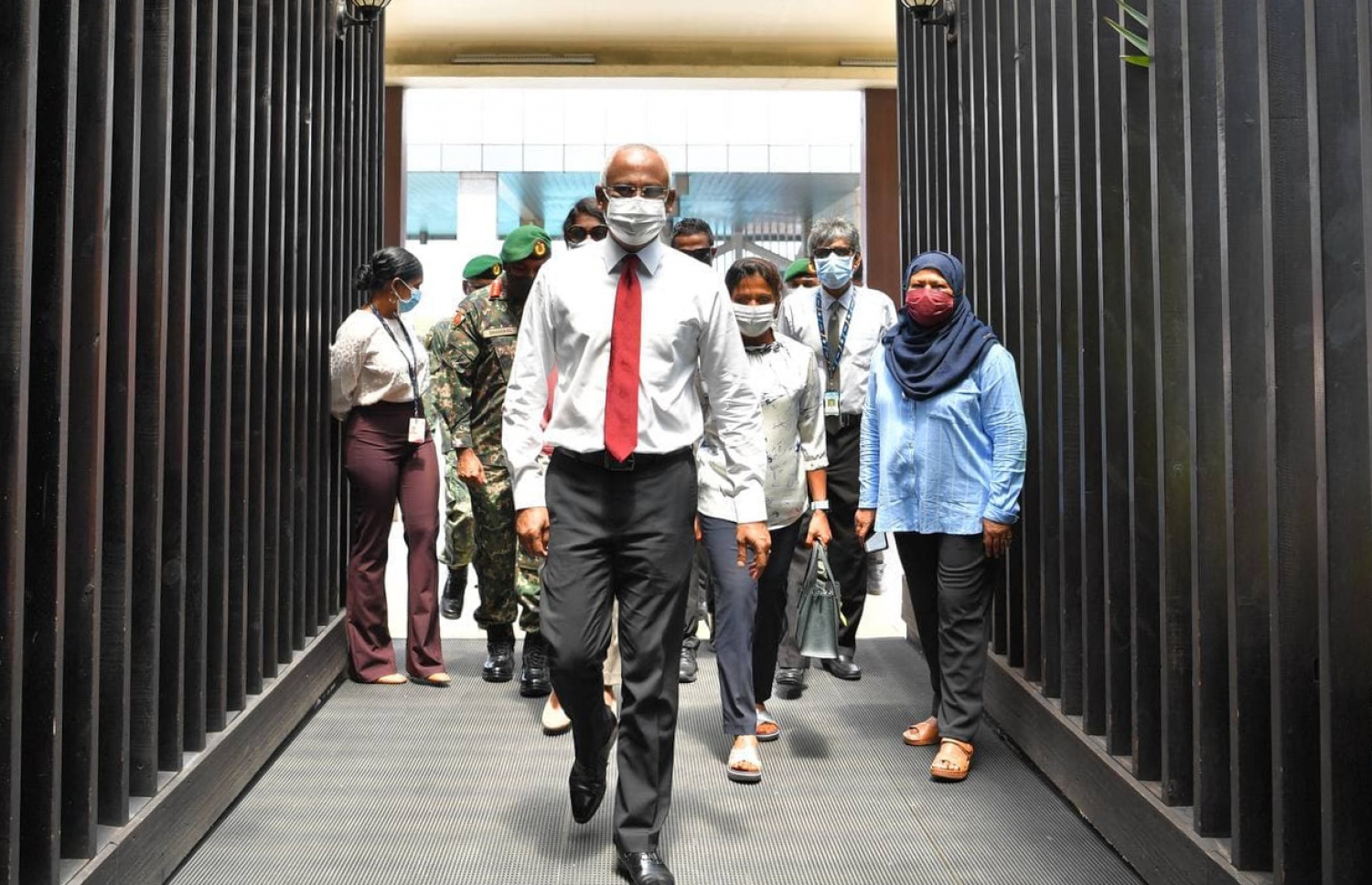 ށ. ފުނަދޫ: ސެޕްޓެމްބަރު 8، 2021: ސަރުކާރުން ހިންގާ މަޝްރޫއުތައް ބައްލަވާލައްވައި ރައްޔިތުންގެ ކަންބޮޑުވުން އޮޅުންފިލުއްވުމަށް ރައީސް އިބްރާހިމް މުހައްމަދު ސޯލިހް ކުރައްވާ ސިލްސިލާ ދަތުރުތަކަގައި ށ. ފުނަދޫ އަށް ރައީސް ވަޑައިގަތުމުން އެ ރަށުން ރައީސް އަށް މަރުހަބާ ދަންނަވަނީ.-- ފޮޓޯ: ރައީސް އޮފީސް