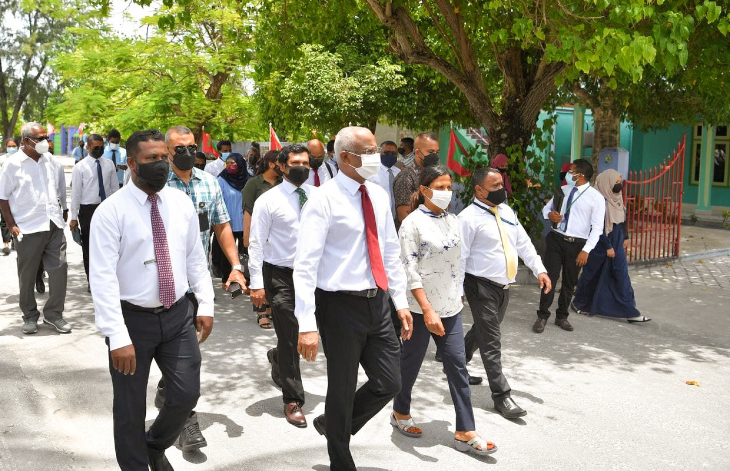 ށ. ފުނަދޫ: ސެޕްޓެމްބަރު 8، 2021: ސަރުކާރުން ހިންގާ މަޝްރޫއުތައް ބައްލަވާލައްވައި ރައްޔިތުންގެ ކަންބޮޑުވުން އޮޅުންފިލުއްވުމަށް ރައީސް އިބްރާހިމް މުހައްމަދު ސޯލިހް ކުރައްވާ ސިލްސިލާ ދަތުރުތަކަގައި ށ. ފުނަދޫ އަށް ރައީސް ވަޑައިގަތުމުން އެ ރަށުން ރައީސް އަށް މަރުހަބާ ދަންނަވަނީ.-- ފޮޓޯ: ރައީސް އޮފީސް