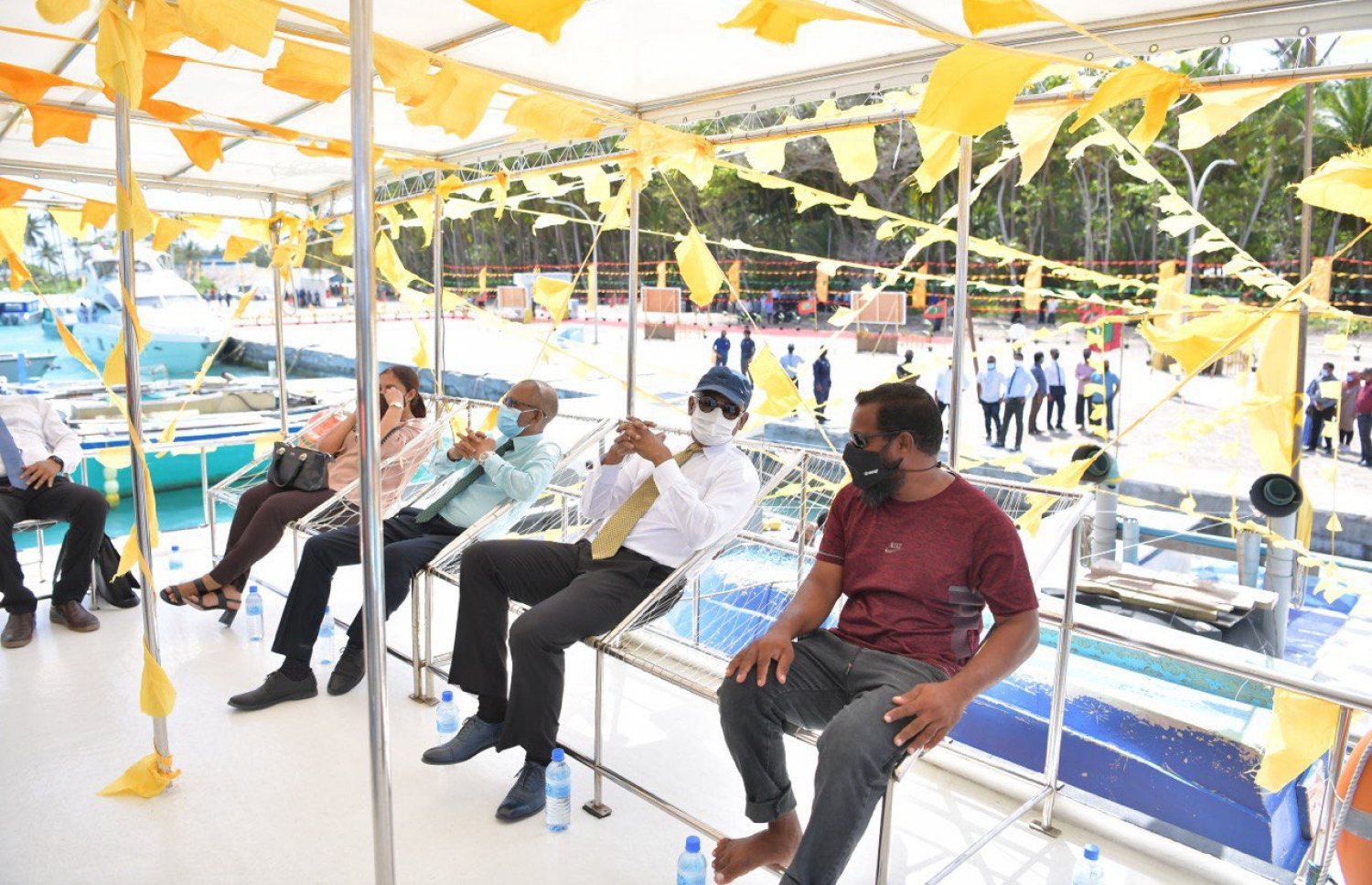 ފޯކައިދޫ ދޯންޏެއްގައި އެ ރަށުގެ މަސްވެރިއަކާ ރައީސް ވާހަކަ ދައްކަވަނީ. -- ފޮޓޯ/ ރައީސް އޮފީސް