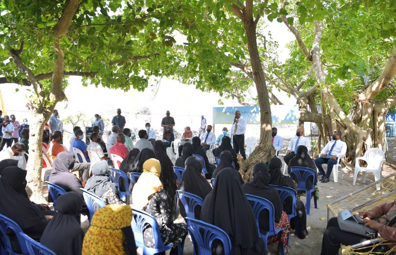 ފޯކައިދޫގެ މަސްވެރިންނާއި ދަނޑުވެރިންނާ ރައީސް ވާހަކަފުޅު ދައްކަވަނީ: މަސްވެރިންގެ ކަންބޮޑުވުންތަކަށް ދާއިމީ ހައްލެއް ހޯދަން މަސައްކަތް ކުރައްވަމުން އަންނަ ކަމަށް ވިދާޅުވި. -- ފޮޓޯ/ ރައީސް އޮފީސް