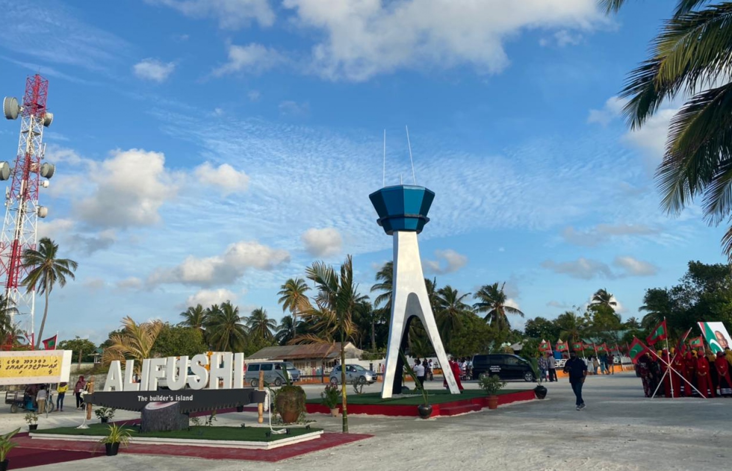 ރައީސް ވަޑައިގަތުމާ ދިމާކޮށް އަލިފުށީގައި މޮނިއުމެންޓެއް ހަދާފައި.