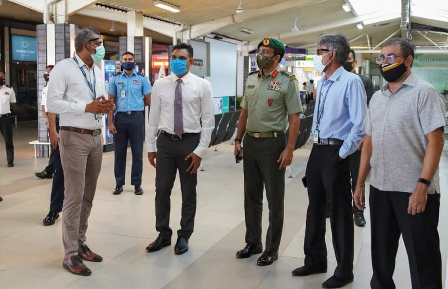 ފަޔާ (ވ) އެއާޕޯޓުގައި އޮތް ރަސްމިއްޔާތެއްގައި ބައިވެރިވެވަޑައިގަންނަވަނީ.