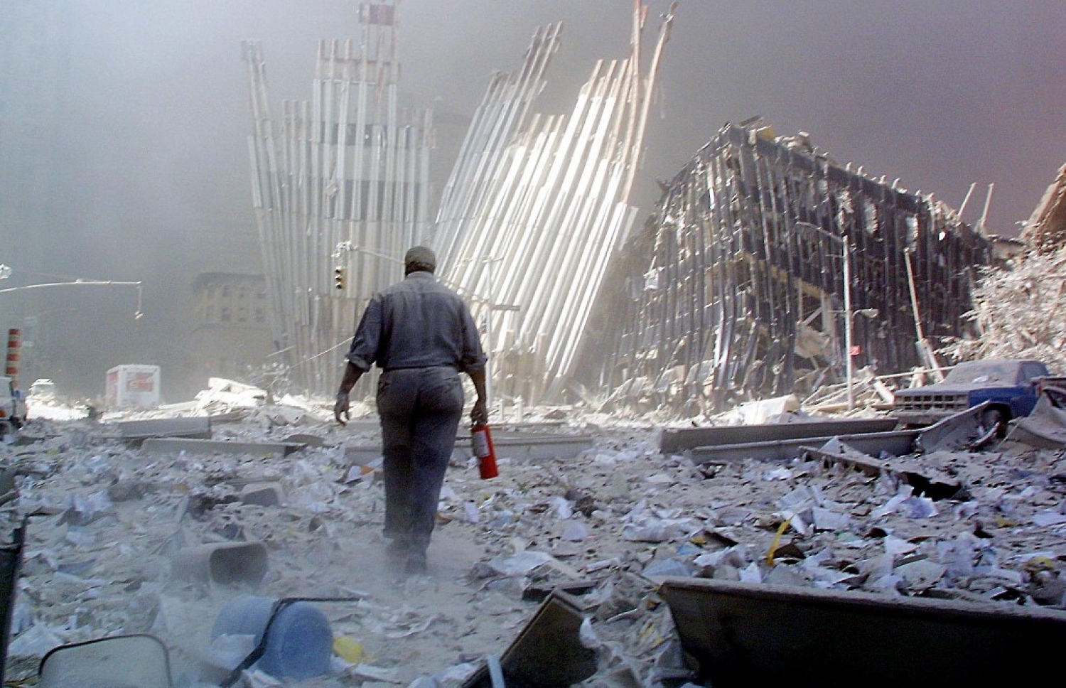 ނިއު ޔޯކް، ސެޕްޓެމްބަރު 8، 2001: އެމެރިކާ އަށް ދިން ޓެރަރިސްޓް ހަމަލާގައި ނިއު ޔޯކުގެ ޓްވިން ޓަވަރު ބިމާ ހަމަވެފައިވާ ސަރަހައްދުގައި އަލިފާން ނިއްވާ ފުޅިގެން ހިފައިގެން މީހަކު ހަރަކާތްތެރި ވަނީ. --ފޮޓޯ:އޭއެފްޕީ