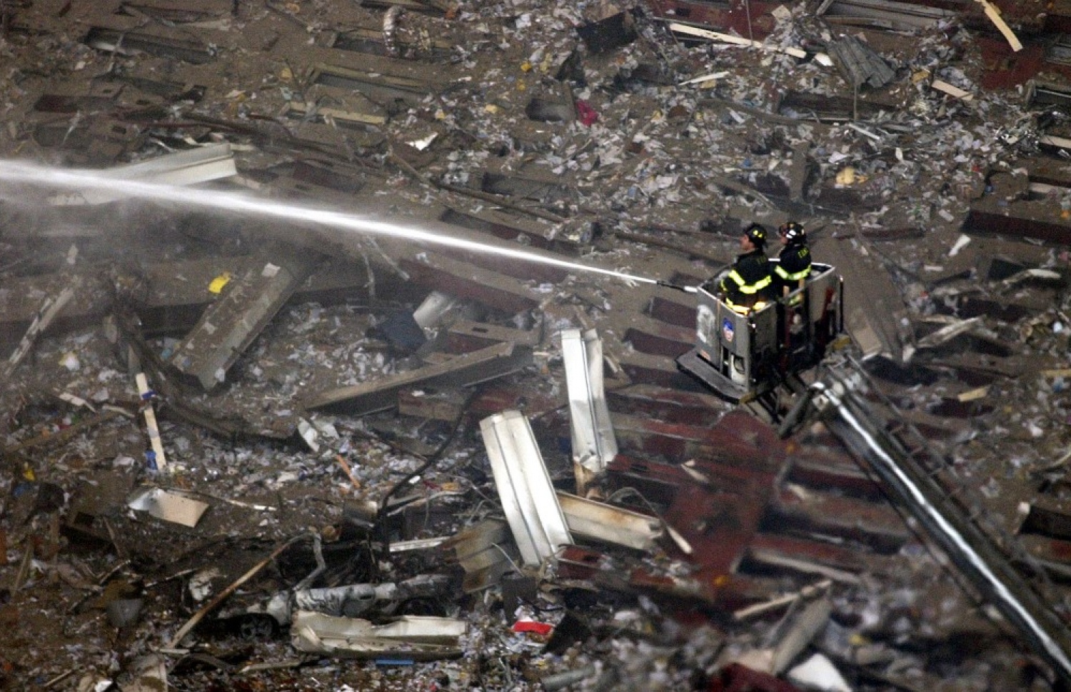 ނިއު ޔޯކް، ސެޕްޓެމްބަރު 13، 2001: އެމެރިކާ އަށް ދިން ޓެރަރިސްޓް ހަމަލާގައި ނިއު ޔޯކުގެ ޓްވިން ޓަވަރު ބިމާ ހަމަވެފައިވާ ސަރަހައްދުގައި އަލިފާން ނިއްވާ ބަޔަކު ފެން ޖަހަނީ. --ފޮޓޯ:އޭއެފްޕީ