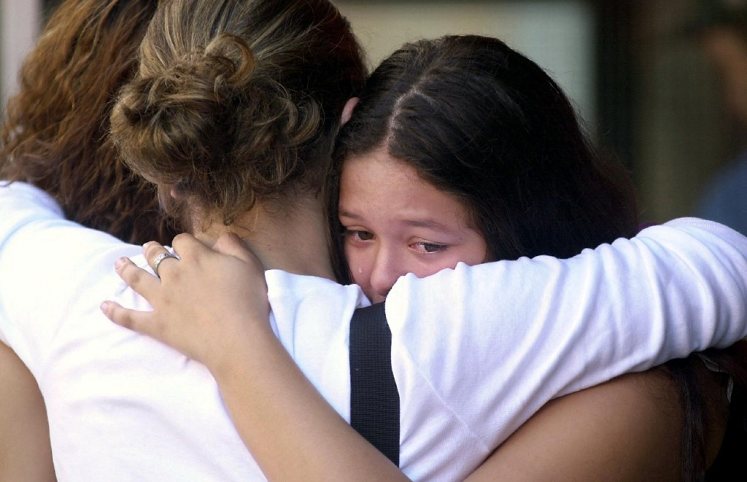 ނިއު ޔޯކް، ސެޕްޓެމްބަރު 13، 2001: އެމެރިކާ އަށް ދިން ޓެރަރިސްޓް ހަމަލާގައި ނިއު ޔޯކުގެ ޓްވިން ޓަވަރުގައި ރޯވި އަލިފާން ނިއްވަން އުޅުނު ބަޔަކު މަރުވުމުން ސްކޫލް ކުދިންތަކެއް ހިތާމާގައި. --ފޮޓޯ:އޭއެފްޕީ