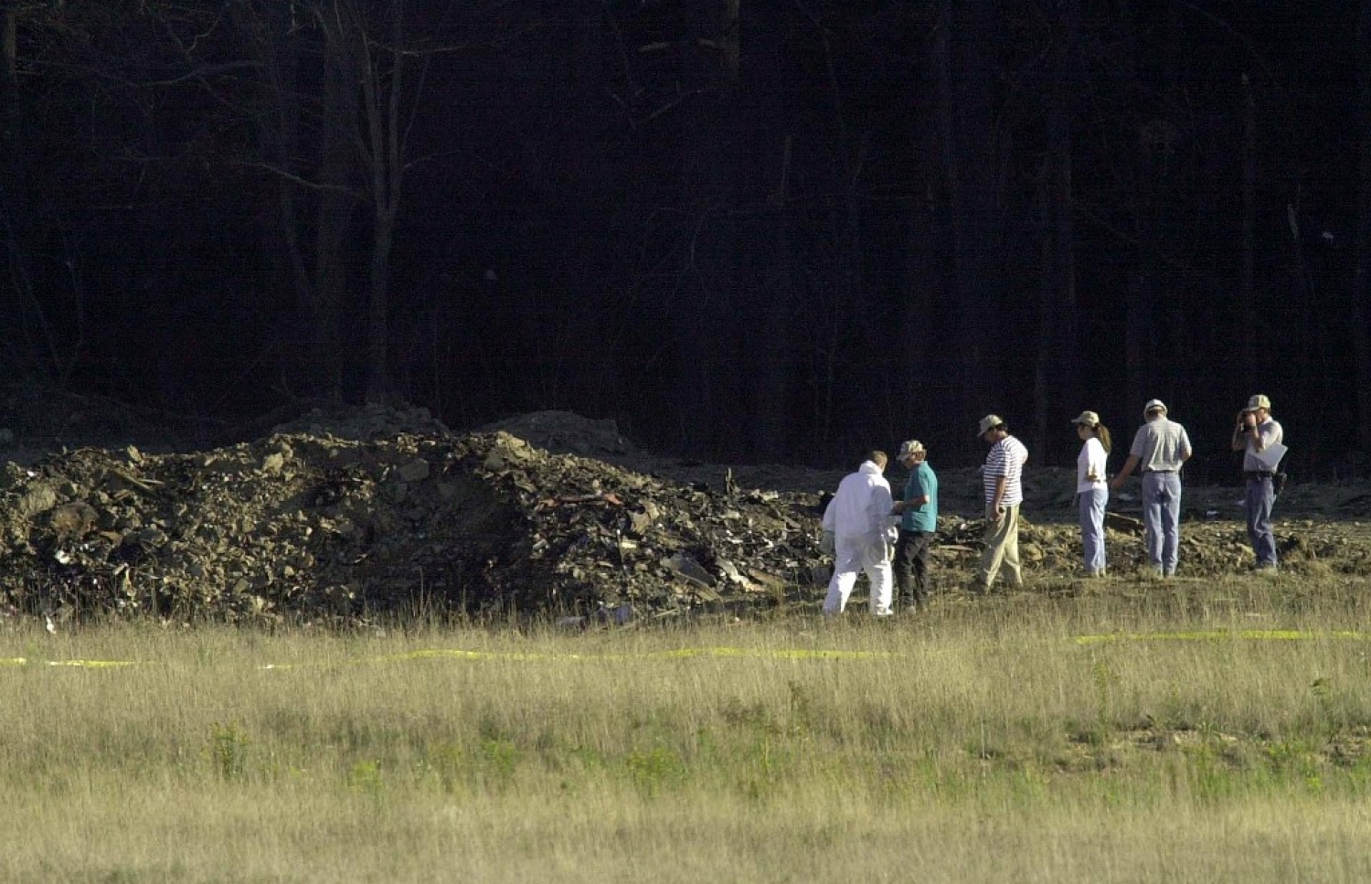 ނިއު ޔޯކް، ސެޕްޓެމްބަރު 11، 2001: އެމެރިކާ އަށް ދިން ޓެރަރިސްޓް ހަމަލާގައި ޕެންސިލްވޭނިއާ އަށް ބޯޓު ވައްޓާލި ތަނުގައި ހެދިފައިވާ ވަޅުގަނޑު އޮފިޝަލުން ބަލަނީ. --ފޮޓޯ:އޭއެފްޕީ