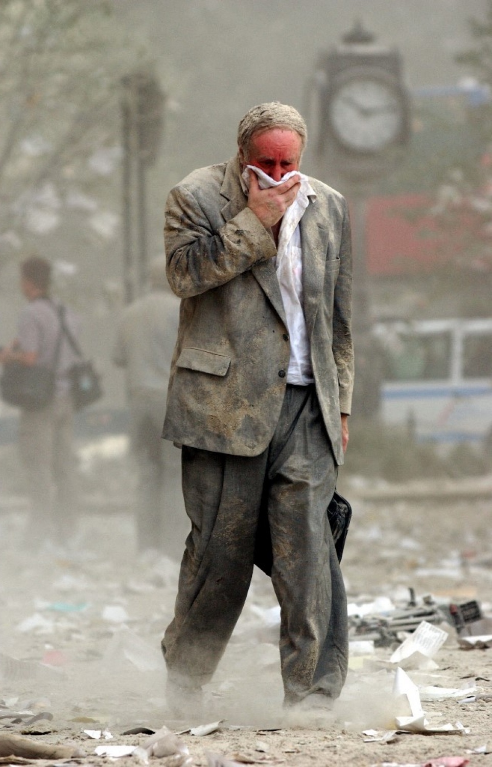 ނިއު ޔޯކް، ސެޕްޓެމްބަރު 11، 2001: އެމެރިކާ އަށް ދިން ޓެރަރިސްޓް ހަމަލާގައި ނިއު ޔޯކުގެ ޓްވިން ޓަވަރުގައި މަތިންދާ ބޯޓު ޖައްސާ ވައްޓާލި ސަރަހައްދުގެ ހިރަފުސްތަކުގެ ތެރޭން މީހަކު ދަނީ. --ފޮޓޯ:އޭއެފްޕީ