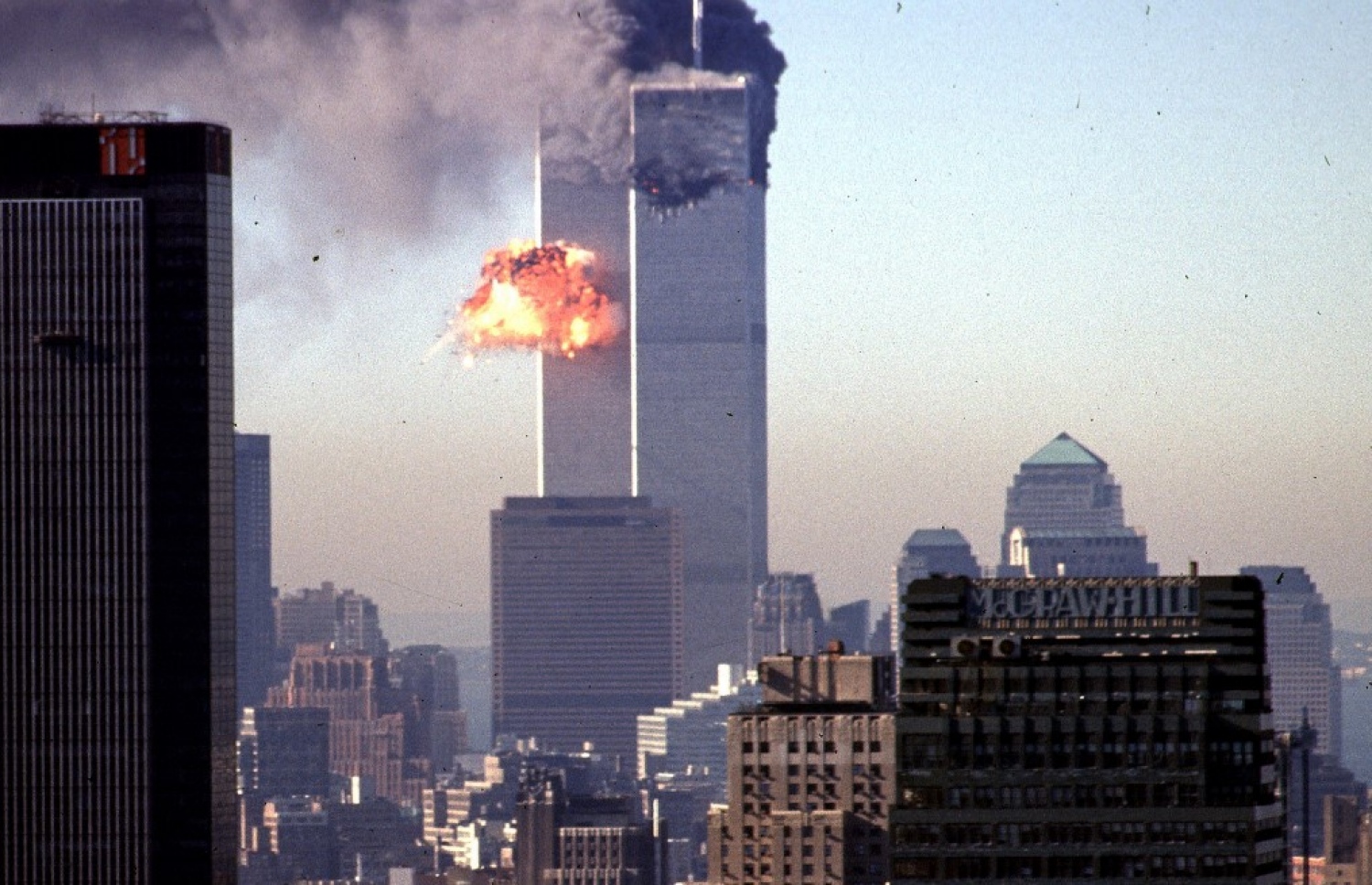 ސެޕްޓެމްބަރު 11، 2001 ގައި އެމެރިކާގެ ޓްވިން ޓަވަރުގައި މަތިންދާ ބޯޓު ޖައްސައި ގޮއްވާލަނީ. --ފޮޓޯ:އޭއެފްޕީ