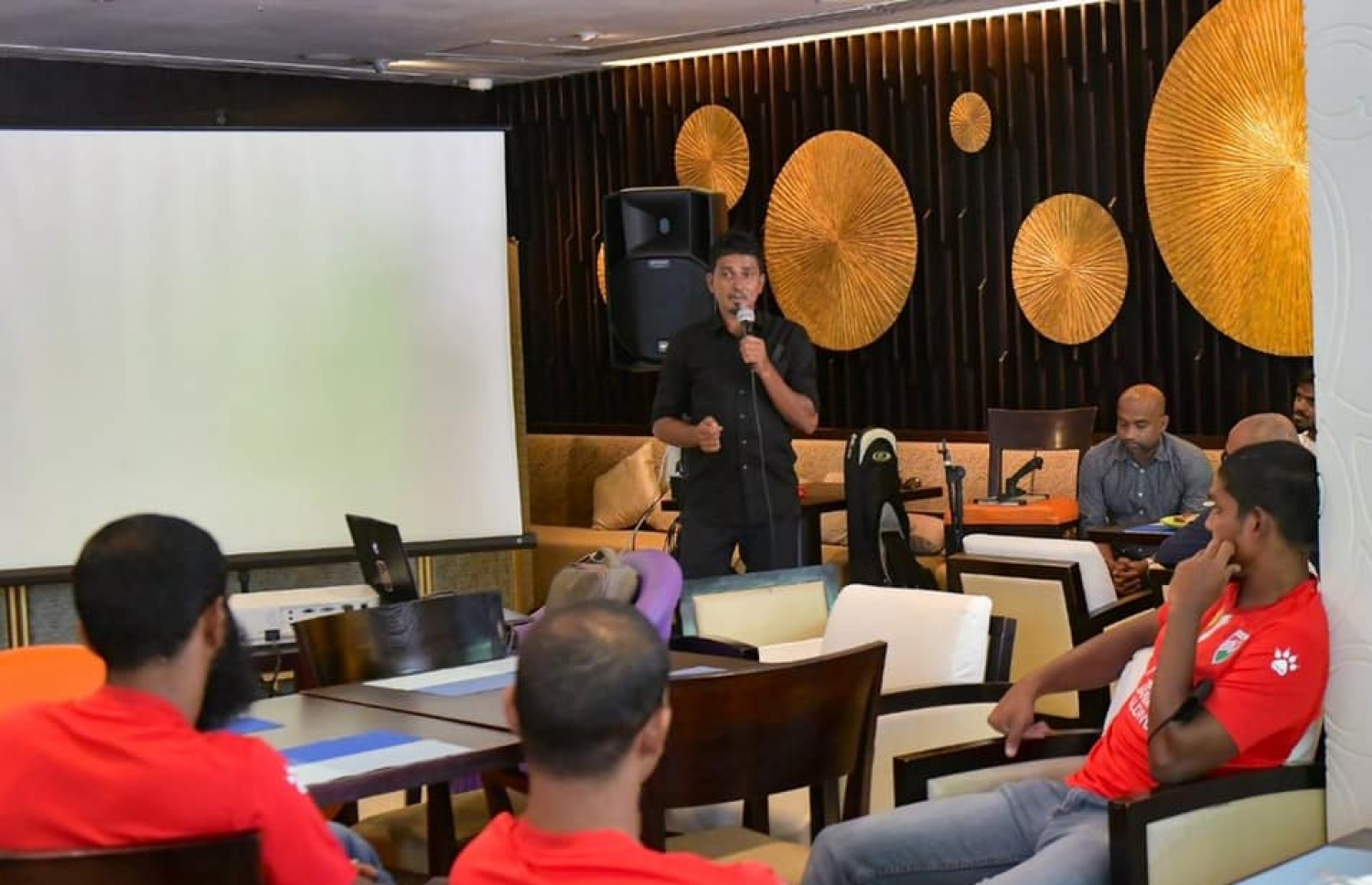 ގައުމީ ޓީމުގެ ކުޅުންތެރިންނާ ބައްދަލުކޮށް އައްސަދު ވާހަކަ ދައްކަނީ