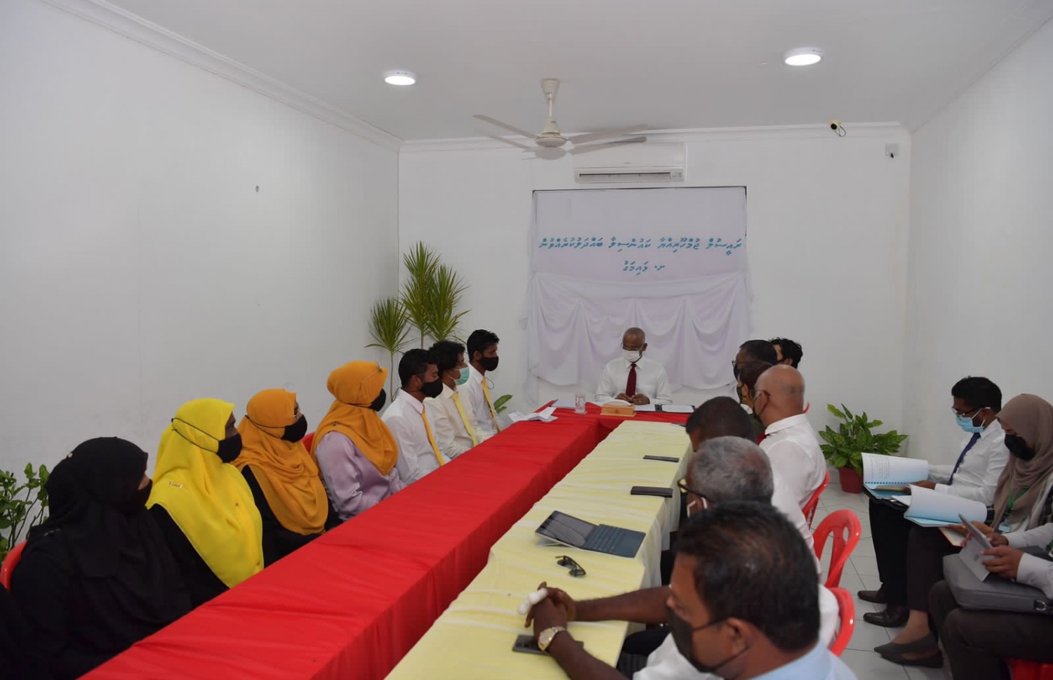 ރައީސް ކައުންސިލަކާ ބައްދަލުކުރައްވަނީ: ކައުންސިލްތަކުން ހުށަހެޅީ ރައްޔިތުން އިތުރަށް ބޭނުންވާ ހިދުމަތްތައް. -- ފޮޓޯ/ރައީސް އޮފީސް