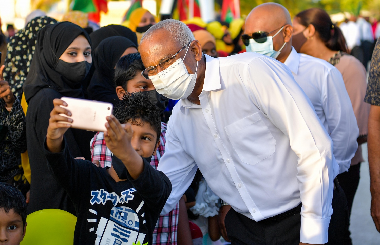 ރައީސް ރ. އަތޮޅުގައި ކުޑަކުއްޖަކާ އެކު ސެލްފީއެއް ނަންގަވަނީ. -- ފޮޓޯ/ ރައީސް އޮފީސް