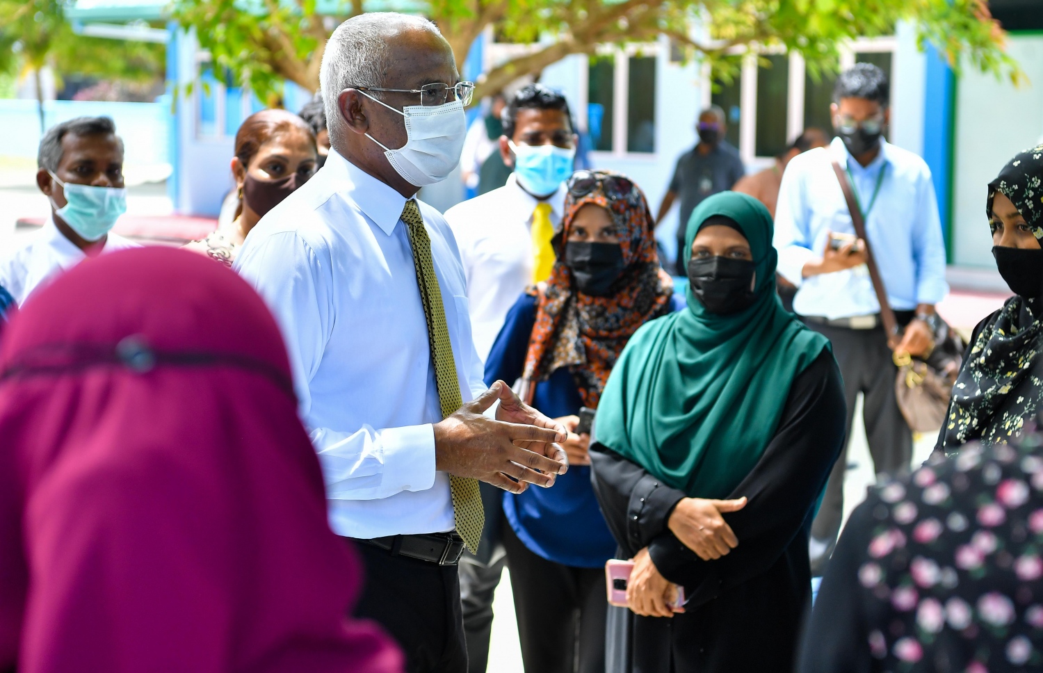 ރ. އަތޮޅަށް ކުރެއްވި ދަތުރުފުޅުގައި ފަސް ކައުންސިލާ ބައްދަލުކުރައްވައި، ސަރުކާރުން ހިންގާ މަޝްރޫއުތަކާ ގުޅޭ ގޮތުން ވާހަކަ ދެއްކެވި. -- ފޮޓޯ/ ރައީސް އޮފީސް