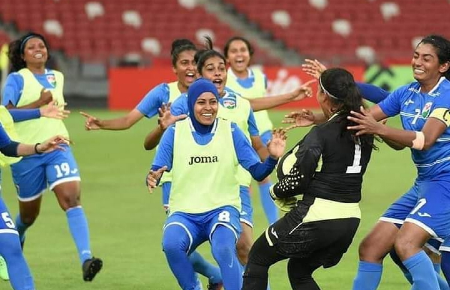 ސިންގަޕޫރު މުބާރާތުގައި ޕެނަލްޓީ މަތަކުރުމުން ޓީމުގެ އެހެން ކުޅުންތެރިން އައިސް ލިޒީގެ ގައިގައި ބައްދާލަނީ