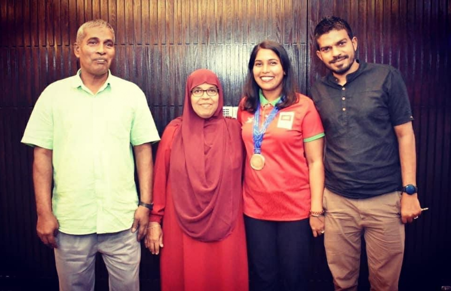 ލިޒީ އޭނާގެ ފިރިމީހާ އާއި މަންމަ އާއި ބަައްޕަ