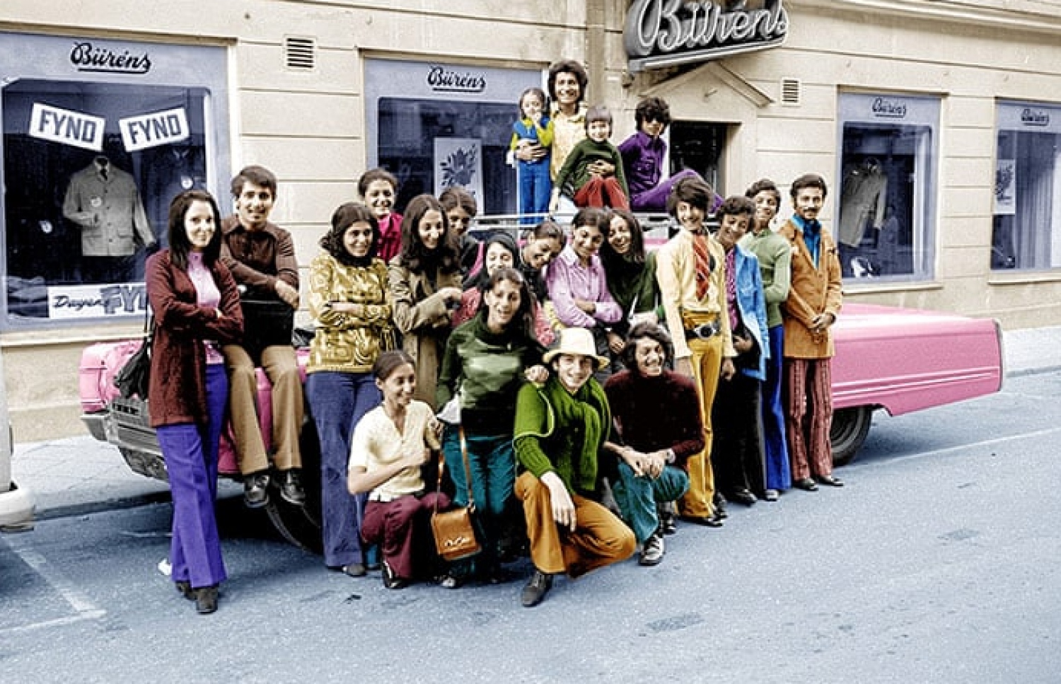 ކާނާތް ފަރާތުން ދެ ވަނަ އަށް އުސާމާ ބިން ލާދިން. އޭނާގެ އުމުރުން 16 އަހަރުގައި އާއިލާއާ އެކު ސްވިޑެން އަށް 1971 ގައި ކުރި ދަތުރެއްގެ ތެރެއިން ---ފޮޓޯ: ސްކޭން ފިކްސް ކެމެރާ ޕްރެސް