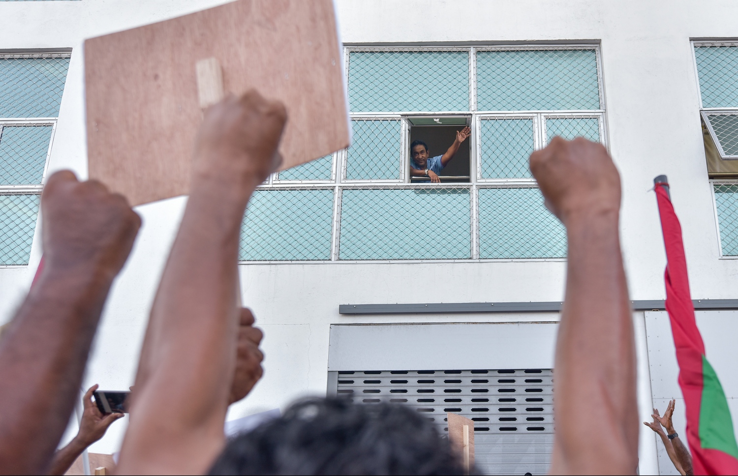 އިދިކޮޅުގެ މުޒާހަރާގެ ބައިވެރިން ޔާމީންގެ ގެކޮޅުގެ ކުރިމައްޗަށް މިއަދު ހަވީރު އެއްވުމުން އެ މަނިކުފާނު ކުޑަދޮރުން ބޯ ދިއްކުރައްވައި، ތާއީދު ހާމަކުރައްވަނީ.---ފޮޓޯ: ނިޝާން އަލީ/މިހާރު