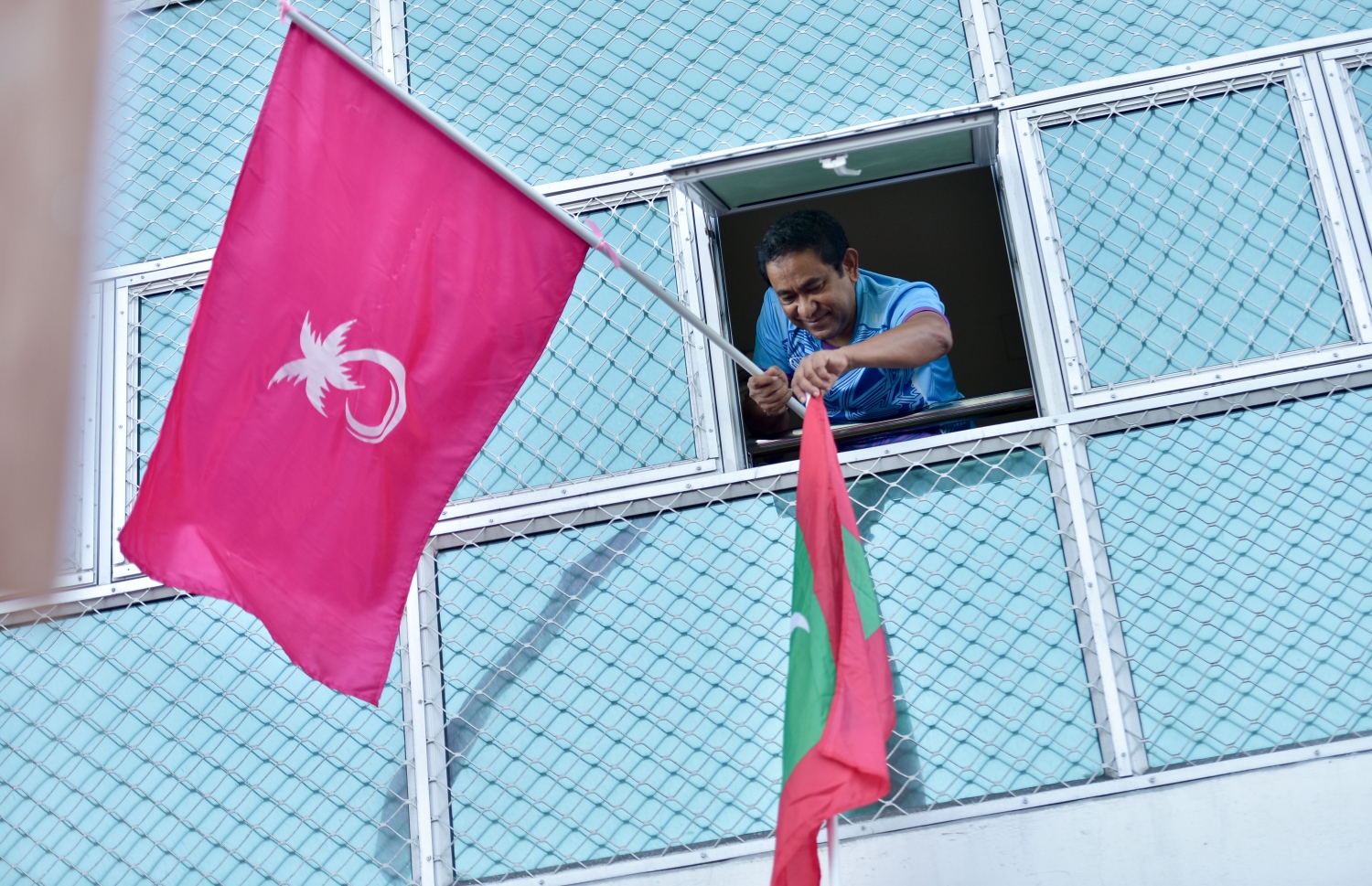 ކުރީގެ ރައީސް އަބްދުﷲ ޔާމީން ގެކޮޅުގައި ހުންނަވައިގެން މިއަދު މުޒާހަރާގައި ބައިވެރިވެވަޑައިގަންނަވަނީ. -- ފޮޓޯ: ނިޝާން އަލީ/މިހާރު