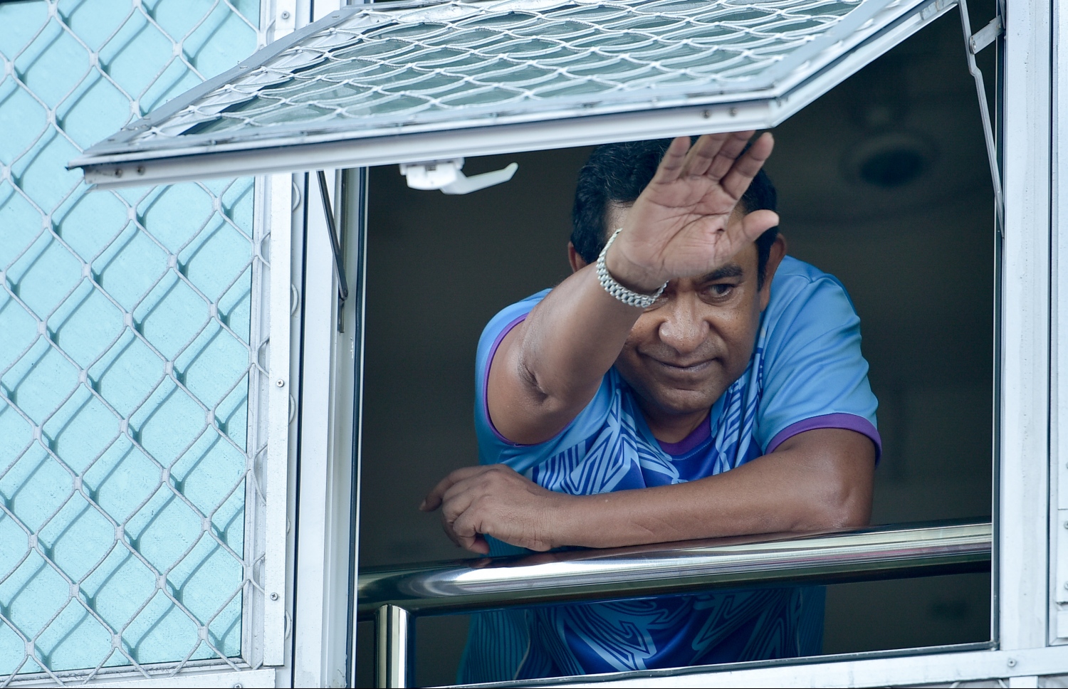 ކުރީގެ ރައީސް ޔާމީން ހ. ދޫވެހީގައި ހުންނަވައިގެން ސަޕޯޓަރުންނަށް އިޝާރާތް ކުރައްވަނީ -- ފޮޓޯ: މިހާރު