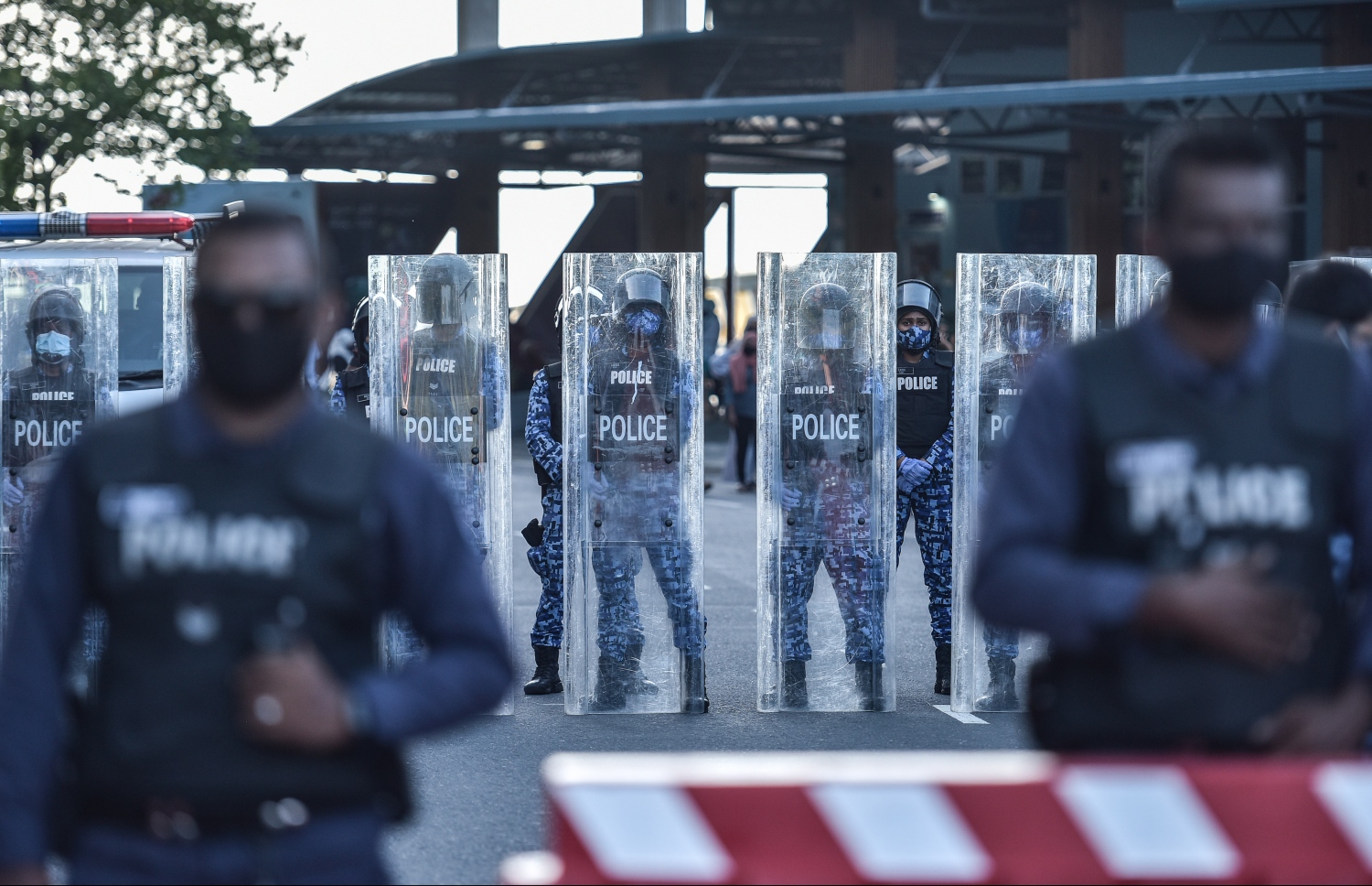 މާލެ- ސެޕްޓެމްބަރު 10، 2021: ކުރީގެ ރައީސް އަބްދުﷲ ޔާމީން މިނިވަން ކުރުމަށް ގޮވާލައި އިދިކޮޅު ޕީޕީއެމް/ޕީއެންސީ ކޯލިޝަނުން މިއަދު ބޭއްވި ހިނގާލުން ކޮންޓްރޯލް ކުރުމަށް އެސްއޯ ފުލުހުން ހަރަކާތްތެރިވަނީ--. ފޮޓޯ: ނިޝާން އަލީ/މިހާރު