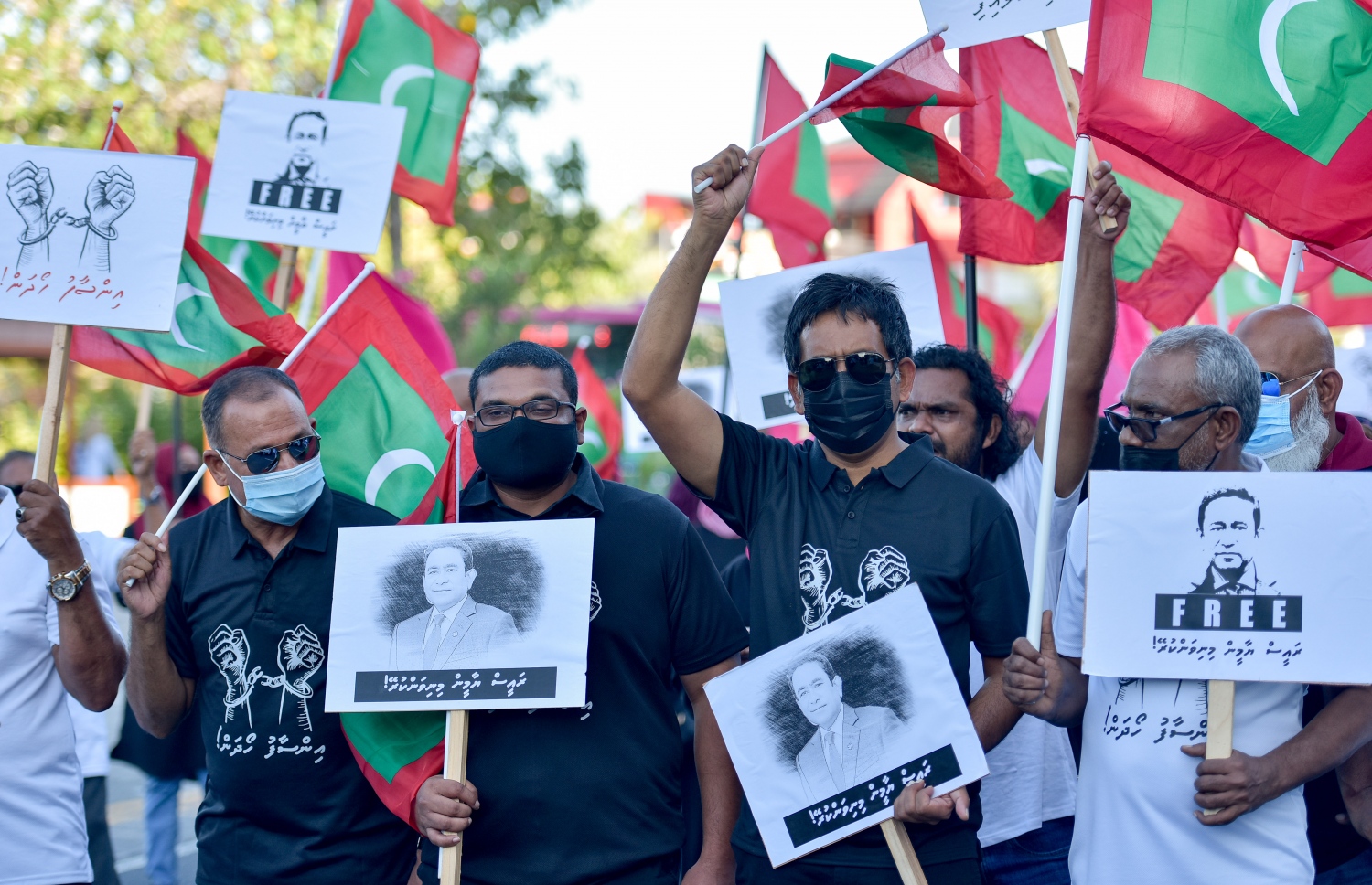 މާލެ- ސެޕްޓެމްބަރު 10، 2021: ކުރީގެ ރައީސް އަބްދުﷲ ޔާމީން މިނިވަން ކުރުމަށް ގޮވާލައި އިދިކޮޅު ޕީޕީއެމް/ޕީއެންސީ ކޯލިޝަނުން މިއަދު ބޭއްވި ހިނގާލުމުގައި އިދިކޮޅު ކޯލިޝަންގެ އިސްވެރިން ބައިވެރިވެވަޑައިގަންނަވަނީ--. ފޮޓޯ: ނިޝާން އަލީ/މިހާރު